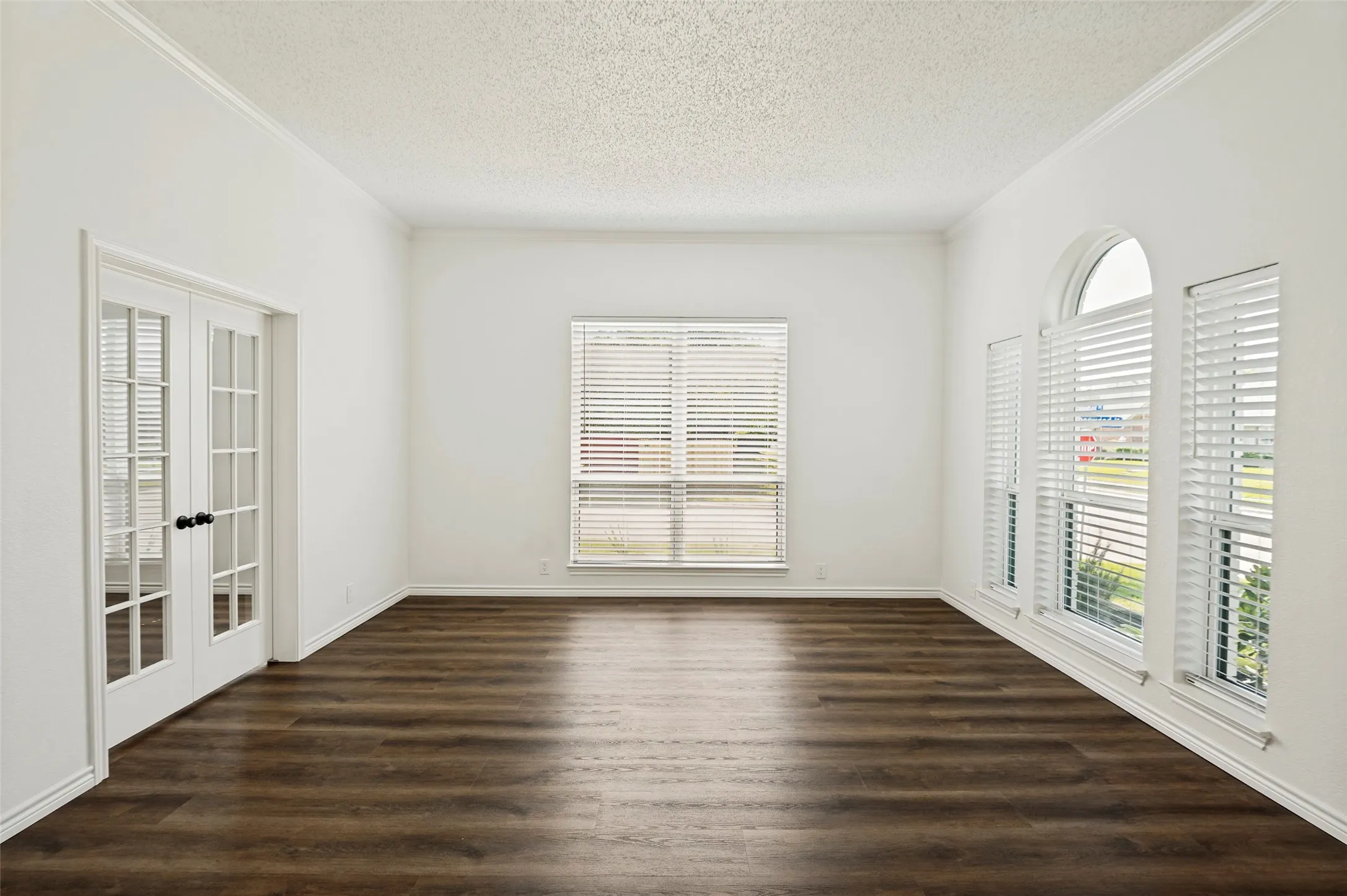 Single Family Residence For Sale in Denton County , 1420 Dudley Drive, Carrollton, Texas 75007, 4 Bedroom, 3 Bathroom, 2 Garage spaces, 2,639 Sqft, built in 1991, mls#21257061, Real Estate Agent in Carrollton, Homes For Sale in Denton county, Homes For Sale in Carrollton, Realtor in Carrollton Texas, Real Estate Brokerage Independent Realty Texas, Luminita Cordes Realtor