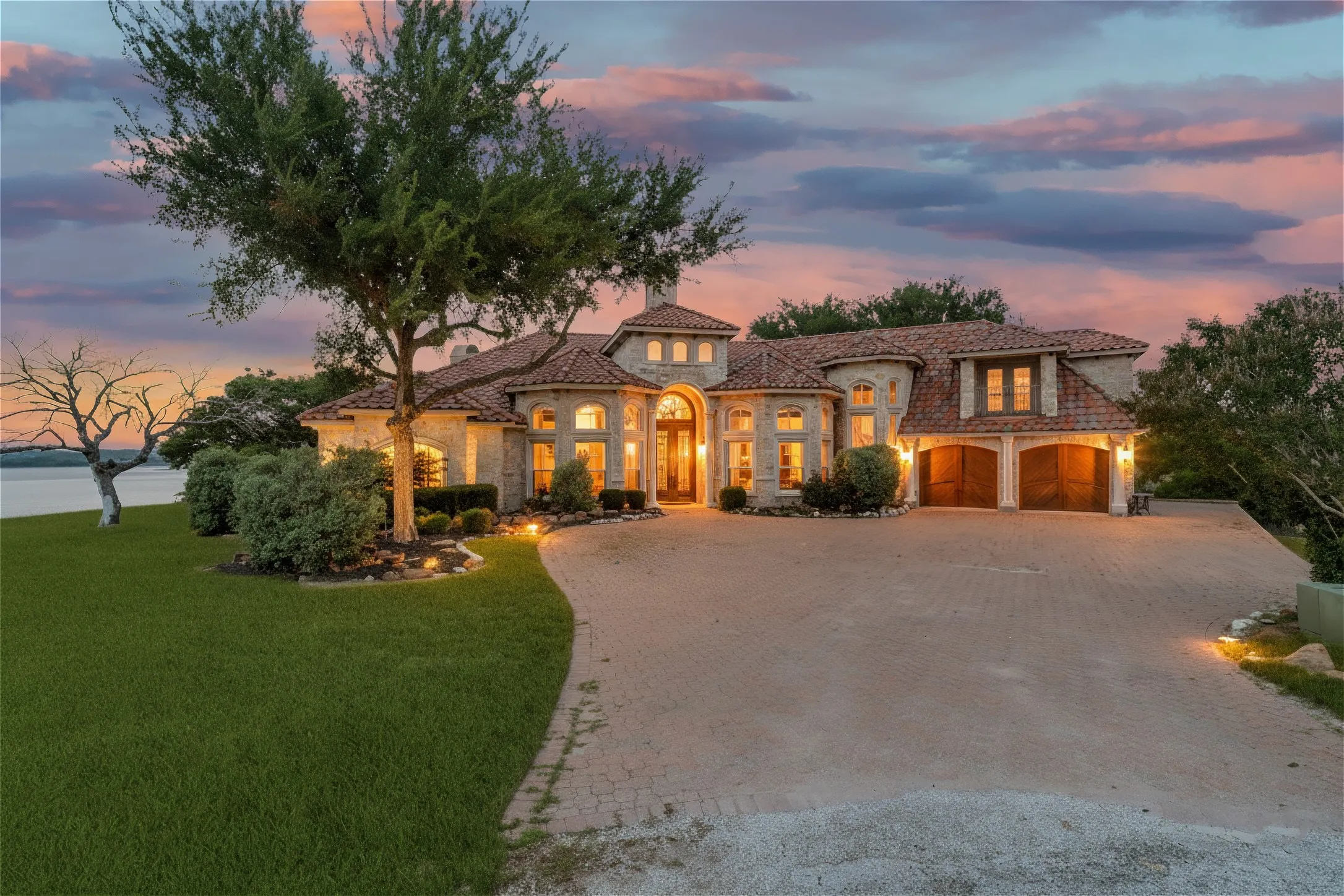 Single Family Residence For Sale in Hill County , 1237 Overlook Court, Whitney, Texas 76692, 4 Bedroom, 7 Bathroom, 2 Garage spaces, 4,180 Sqft, built in 2005, Price $1,495,000, mls#21259130, Real Estate Agent in Whitney, Homes For Sale in Hill county, Homes For Sale in Whitney, Realtor in Whitney Texas, Real Estate Brokerage Independent Realty Texas, Luminita Cordes Realtor