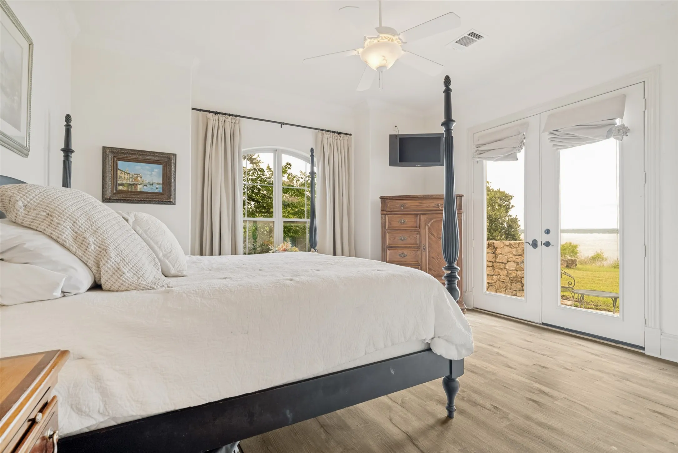 Single Family Residence For Sale in Hill County , 1237 Overlook Court, Whitney, Texas 76692, 4 Bedroom, 7 Bathroom, 2 Garage spaces, 4,180 Sqft, built in 2005, Price $1,495,000, mls#21259130, Real Estate Agent in Whitney, Homes For Sale in Hill county, Homes For Sale in Whitney, Realtor in Whitney Texas, Real Estate Brokerage Independent Realty Texas, Luminita Cordes Realtor