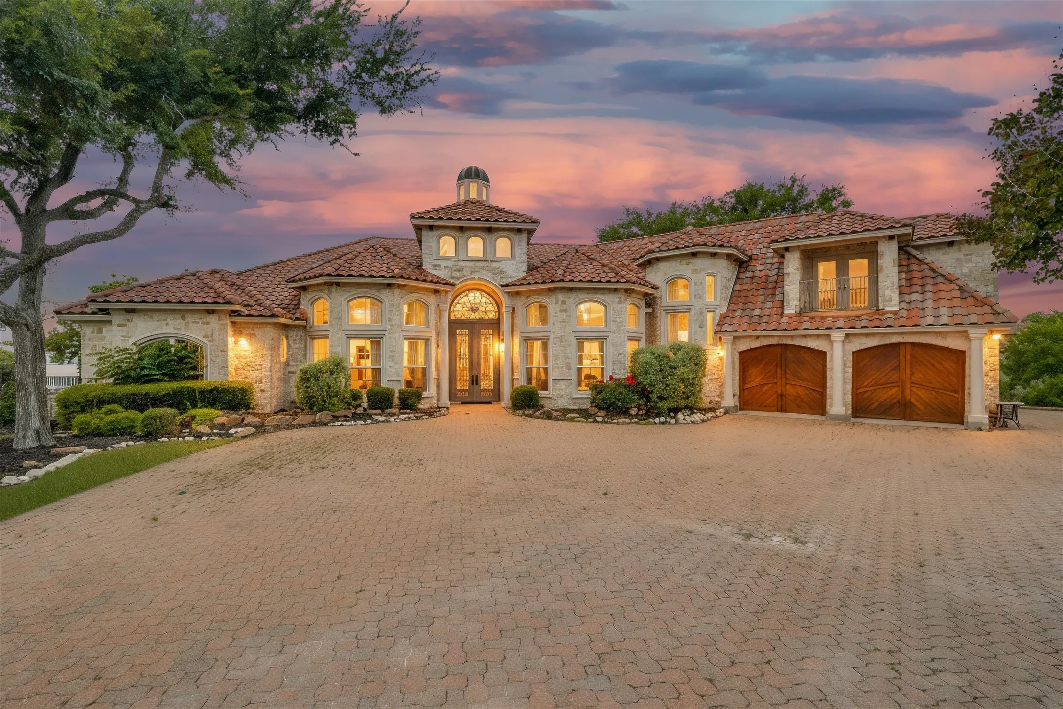 Single Family Residence For Sale in Hill County , 1237 Overlook Court, Whitney, Texas 76692, 4 Bedroom, 7 Bathroom, 2 Garage spaces, 4,180 Sqft, built in 2005, Price $1,495,000, mls#21259130, Real Estate Agent in Whitney, Homes For Sale in Hill county, Homes For Sale in Whitney, Realtor in Whitney Texas, Real Estate Brokerage Independent Realty Texas, Luminita Cordes Realtor