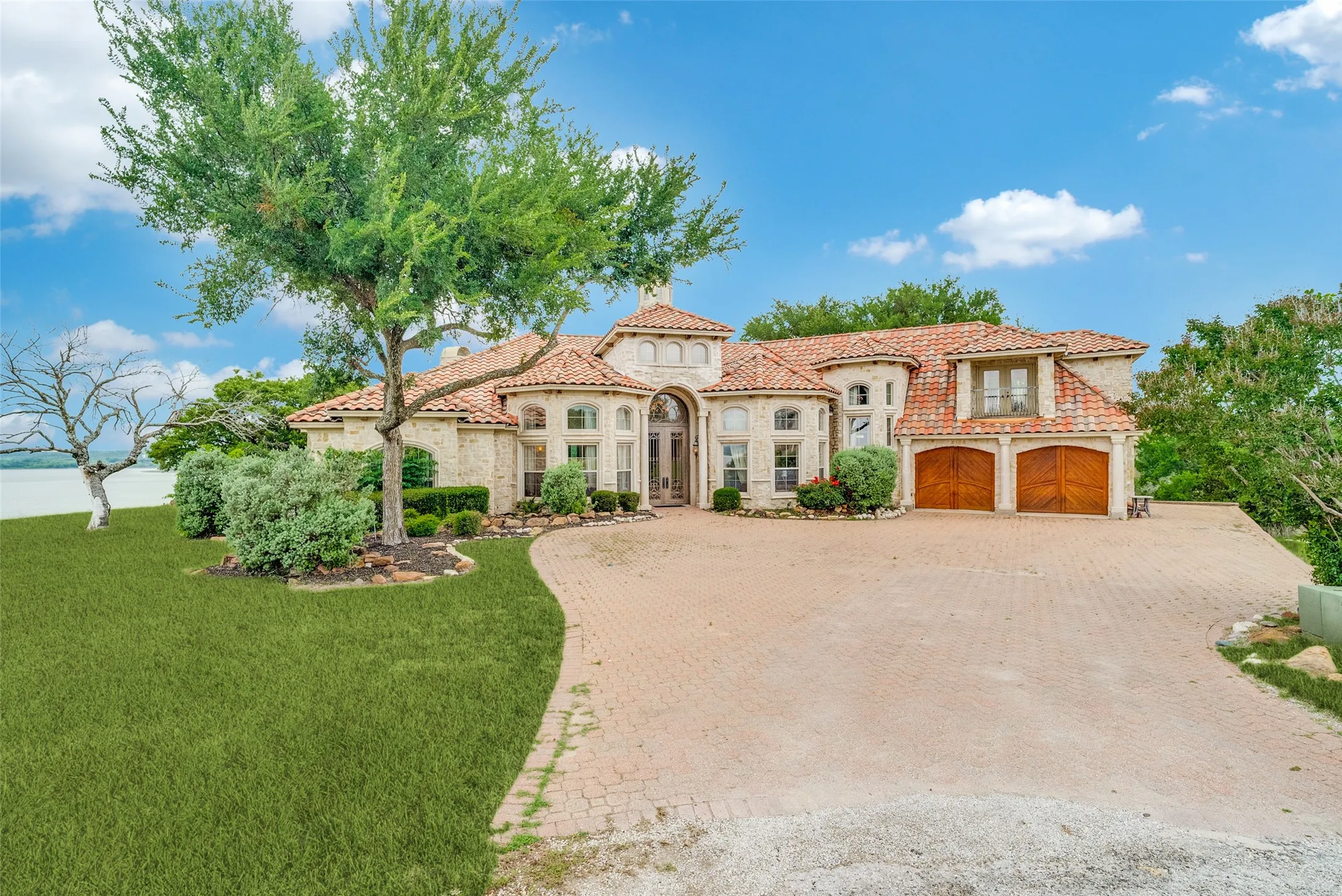Single Family Residence For Sale in Hill County , 1237 Overlook Court, Whitney, Texas 76692, 4 Bedroom, 7 Bathroom, 2 Garage spaces, 4,180 Sqft, built in 2005, Price $1,495,000, mls#21259130, Real Estate Agent in Whitney, Homes For Sale in Hill county, Homes For Sale in Whitney, Realtor in Whitney Texas, Real Estate Brokerage Independent Realty Texas, Luminita Cordes Realtor