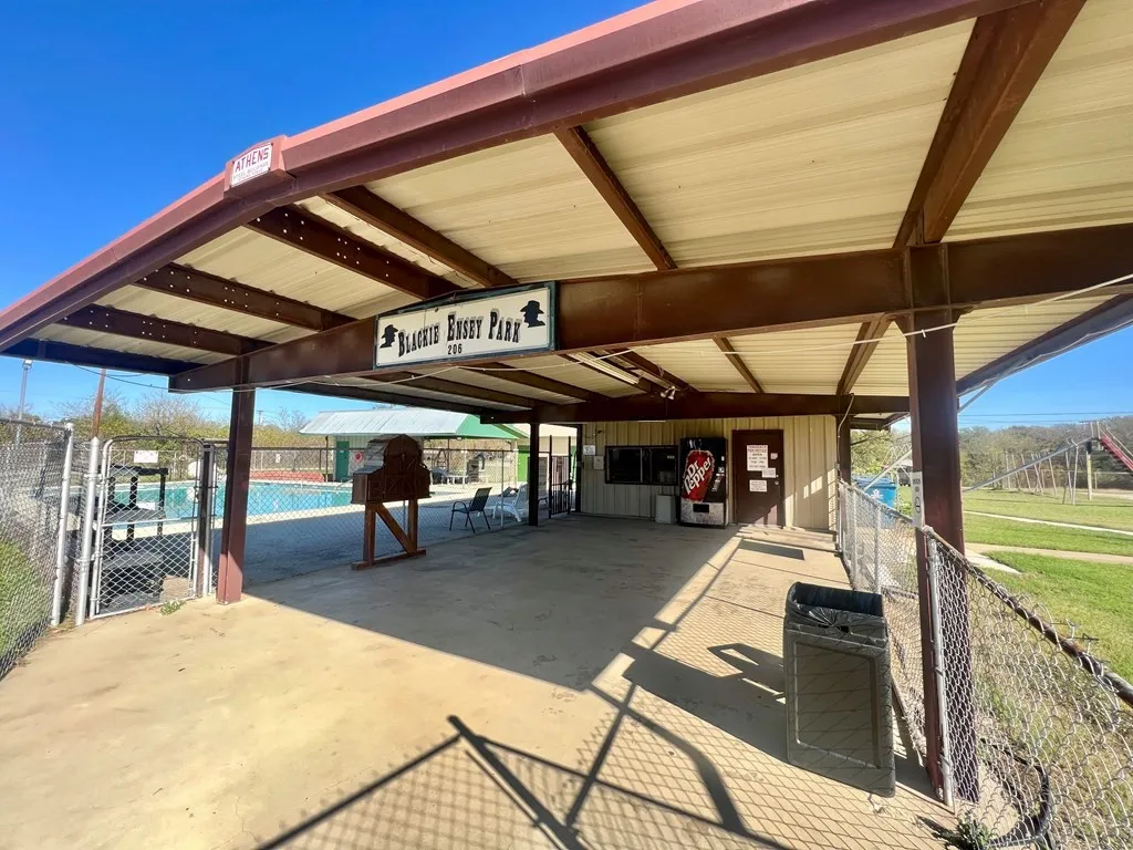 Mobile Home For Sale in Henderson County , 304 Wildwind Street, Gun Barrel City, Texas 75156, 3 Bedrooms, 1 Bathroom, Garage spaces, 754 Sqft, built in 2005, Price $119,900, mls#21269052, Real Estate Agent in Gun Barrel City, Homes For Sale in Henderson county, Homes For Sale in Gun Barrel City, Realtor in Gun Barrel City Texas, Real Estate Brokerage Independent Realty Texas, Luminita Cordes Realtor