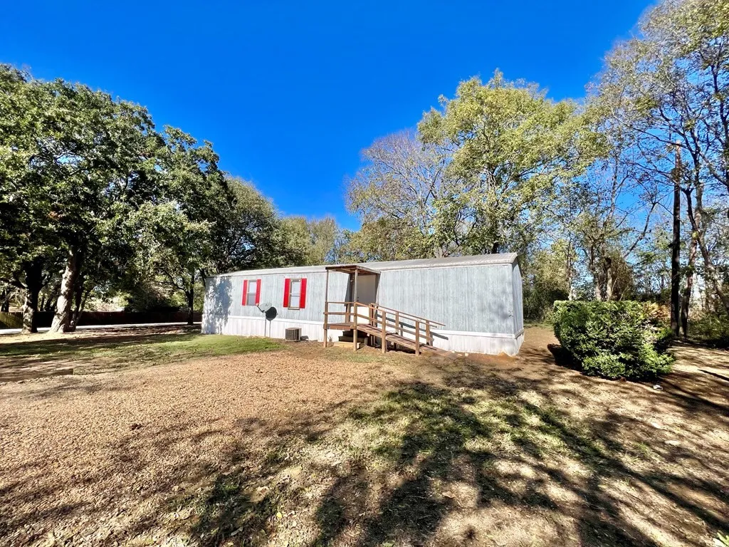 Mobile Home For Sale in Henderson County , 304 Wildwind Street, Gun Barrel City, Texas 75156, 3 Bedrooms, 1 Bathroom, Garage spaces, 754 Sqft, built in 2005, Price $119,900, mls#21269052, Real Estate Agent in Gun Barrel City, Homes For Sale in Henderson county, Homes For Sale in Gun Barrel City, Realtor in Gun Barrel City Texas, Real Estate Brokerage Independent Realty Texas, Luminita Cordes Realtor