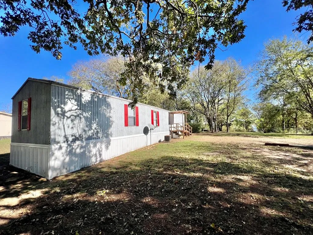Mobile Home For Sale in Henderson County , 304 Wildwind Street, Gun Barrel City, Texas 75156, 3 Bedrooms, 1 Bathroom, Garage spaces, 754 Sqft, built in 2005, Price $119,900, mls#21269052, Real Estate Agent in Gun Barrel City, Homes For Sale in Henderson county, Homes For Sale in Gun Barrel City, Realtor in Gun Barrel City Texas, Real Estate Brokerage Independent Realty Texas, Luminita Cordes Realtor