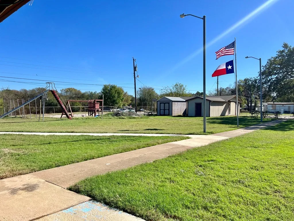 Mobile Home For Sale in Henderson County , 304 Wildwind Street, Gun Barrel City, Texas 75156, 3 Bedrooms, 1 Bathroom, Garage spaces, 754 Sqft, built in 2005, Price $119,900, mls#21269052, Real Estate Agent in Gun Barrel City, Homes For Sale in Henderson county, Homes For Sale in Gun Barrel City, Realtor in Gun Barrel City Texas, Real Estate Brokerage Independent Realty Texas, Luminita Cordes Realtor