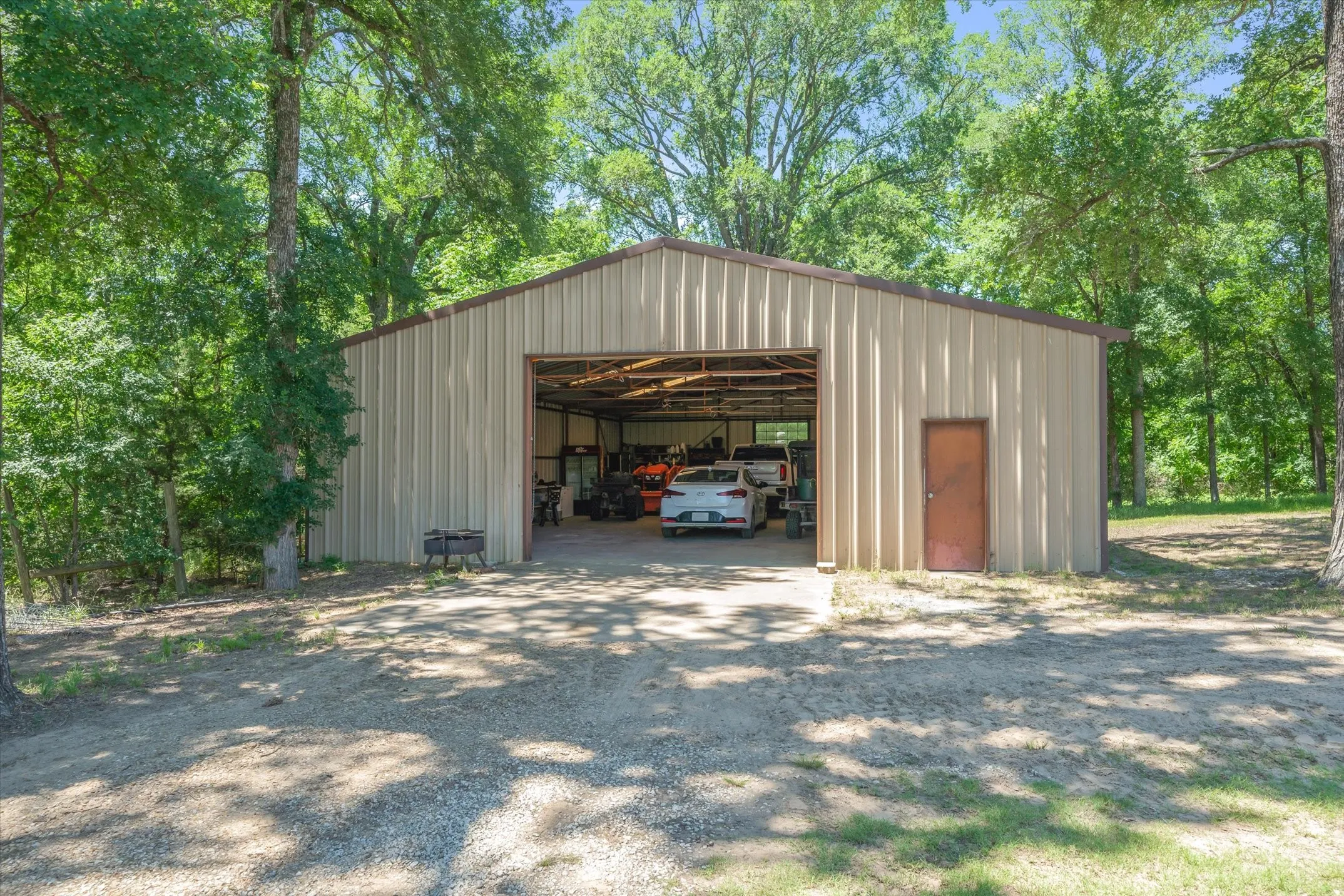 Single Family Residence For Sale in Kaufman County , 6663 CLEARWATER RANCH Road, Wills Point, Texas 75169, 2 Bedrooms, 2 Bathrooms, Garage spaces, 1,966 Sqft, built in 1999, Price $999,900, mls#21271928, Real Estate Agent in Wills Point, Homes For Sale in Kaufman county, Homes For Sale in Wills Point, Realtor in Wills Point Texas, Real Estate Brokerage Independent Realty Texas, Luminita Cordes Realtor