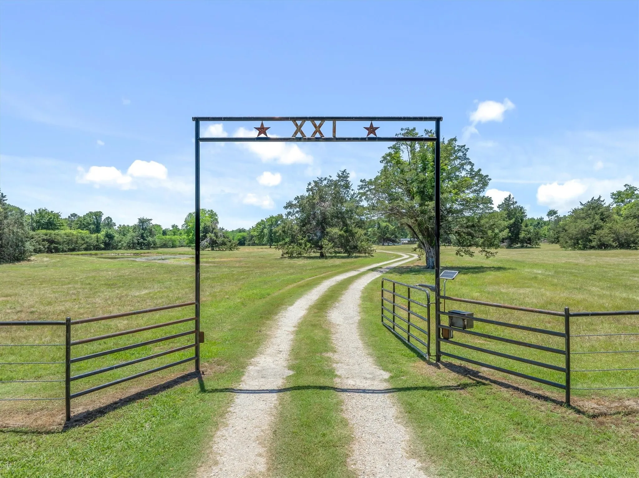Single Family Residence For Sale in Kaufman County , 6663 CLEARWATER RANCH Road, Wills Point, Texas 75169, 2 Bedrooms, 2 Bathrooms, Garage spaces, 1,966 Sqft, built in 1999, Price $999,900, mls#21271928, Real Estate Agent in Wills Point, Homes For Sale in Kaufman county, Homes For Sale in Wills Point, Realtor in Wills Point Texas, Real Estate Brokerage Independent Realty Texas, Luminita Cordes Realtor