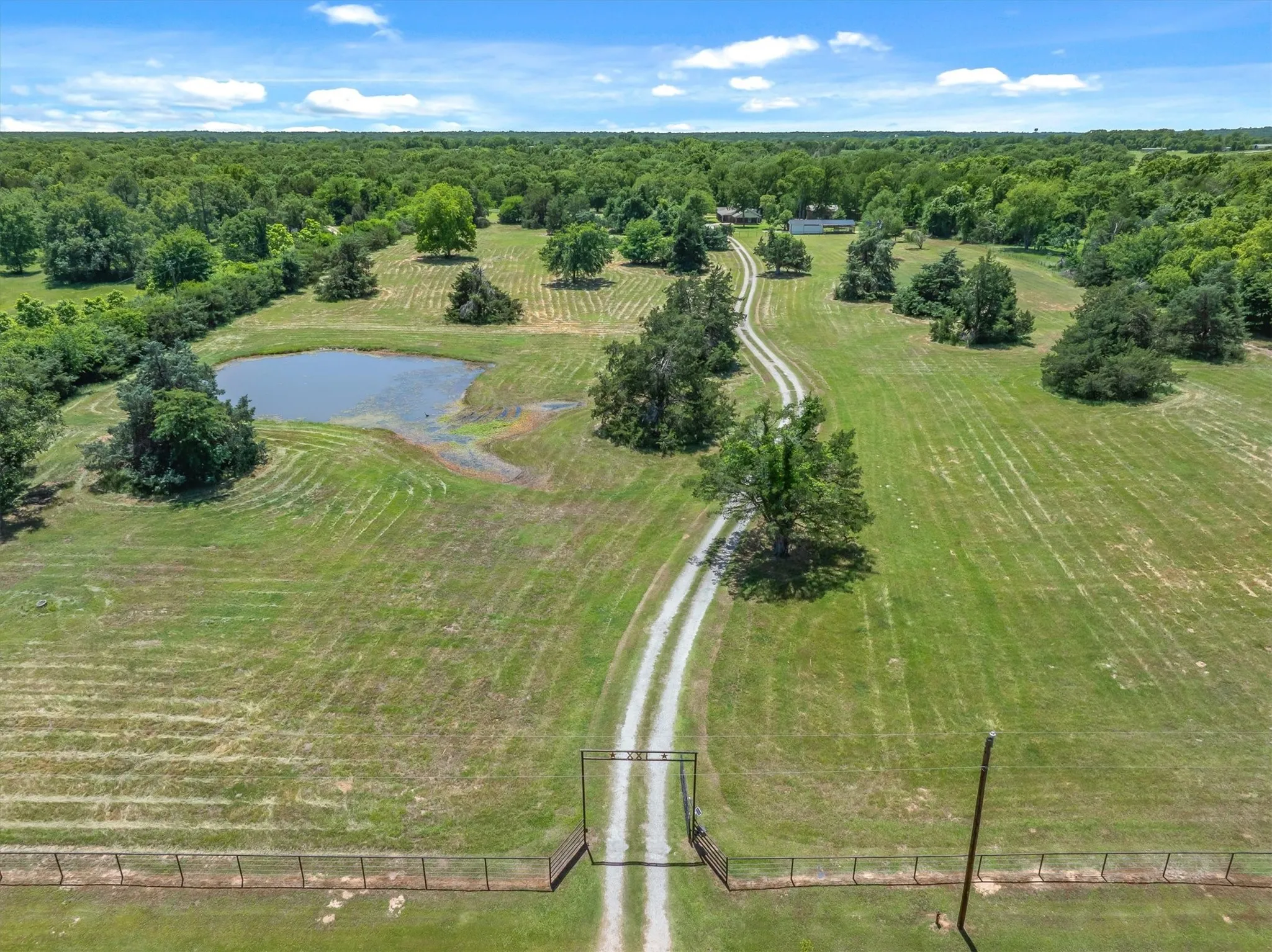 Single Family Residence For Sale in Kaufman County , 6663 CLEARWATER RANCH Road, Wills Point, Texas 75169, 2 Bedrooms, 2 Bathrooms, Garage spaces, 1,966 Sqft, built in 1999, Price $999,900, mls#21271928, Real Estate Agent in Wills Point, Homes For Sale in Kaufman county, Homes For Sale in Wills Point, Realtor in Wills Point Texas, Real Estate Brokerage Independent Realty Texas, Luminita Cordes Realtor