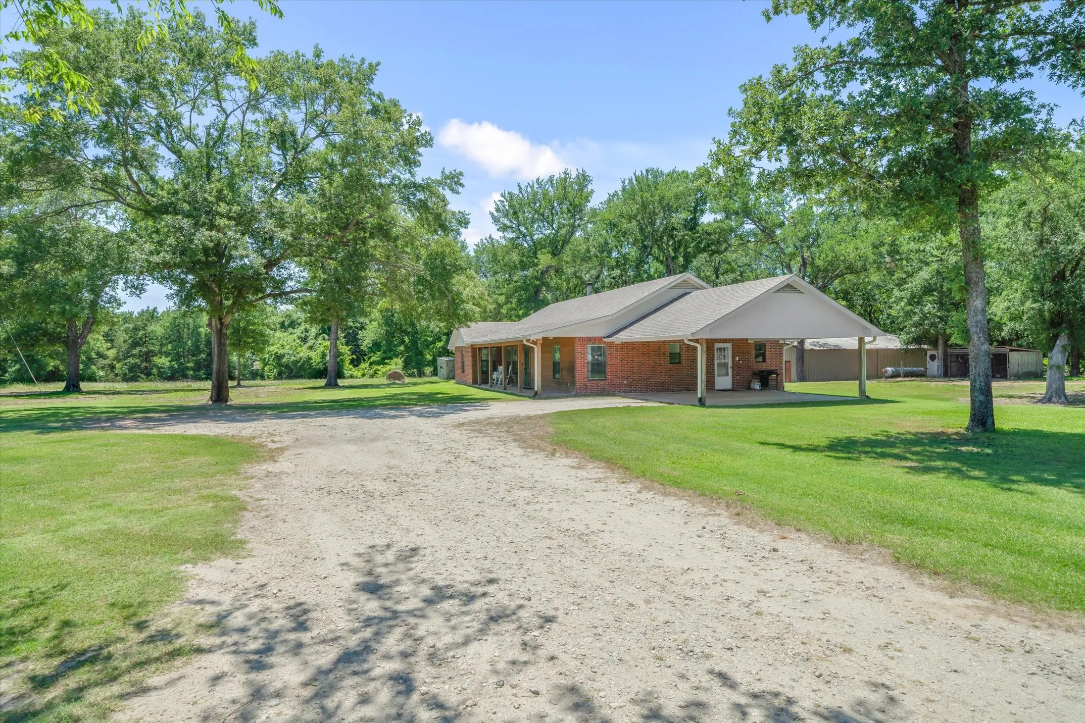 Single Family Residence For Sale in Kaufman County , 6663 CLEARWATER RANCH Road, Wills Point, Texas 75169, 2 Bedrooms, 2 Bathrooms, Garage spaces, 1,966 Sqft, built in 1999, Price $999,900, mls#21271928, Real Estate Agent in Wills Point, Homes For Sale in Kaufman county, Homes For Sale in Wills Point, Realtor in Wills Point Texas, Real Estate Brokerage Independent Realty Texas, Luminita Cordes Realtor