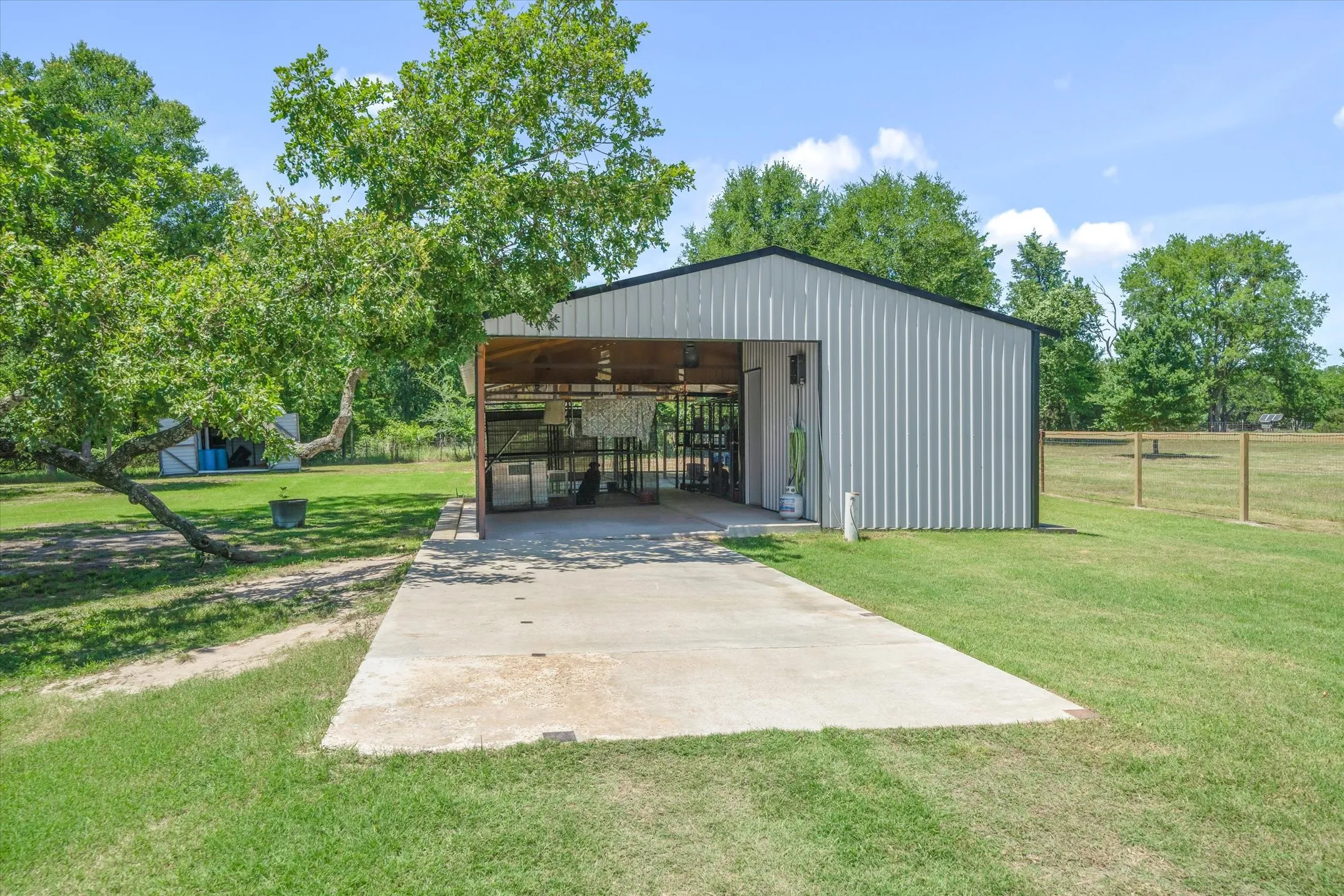 Single Family Residence For Sale in Kaufman County , 6663 CLEARWATER RANCH Road, Wills Point, Texas 75169, 2 Bedrooms, 2 Bathrooms, Garage spaces, 1,966 Sqft, built in 1999, Price $999,900, mls#21271928, Real Estate Agent in Wills Point, Homes For Sale in Kaufman county, Homes For Sale in Wills Point, Realtor in Wills Point Texas, Real Estate Brokerage Independent Realty Texas, Luminita Cordes Realtor