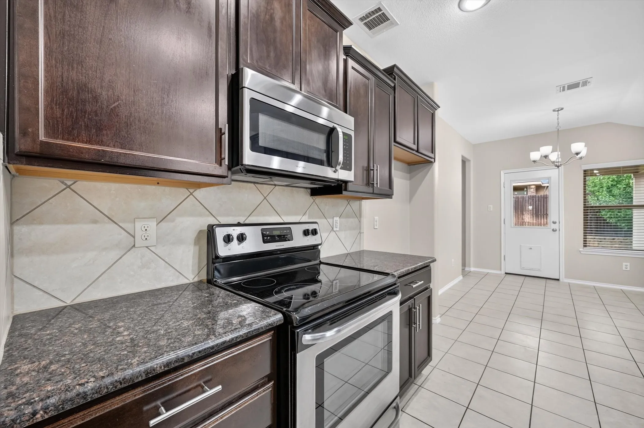Single Family Residence For Sale in Denton County , 1325 Cheyenne Drive, Aubrey, Texas 76227, 3 Bedroom, 2 Bathroom, 2 Garage spaces, 1,421 Sqft, built in 2015, mls#21271438, Real Estate Agent in Aubrey, Homes For Sale in Denton county, Homes For Sale in Aubrey, Realtor in Aubrey Texas, Real Estate Brokerage Independent Realty Texas, Luminita Cordes Realtor