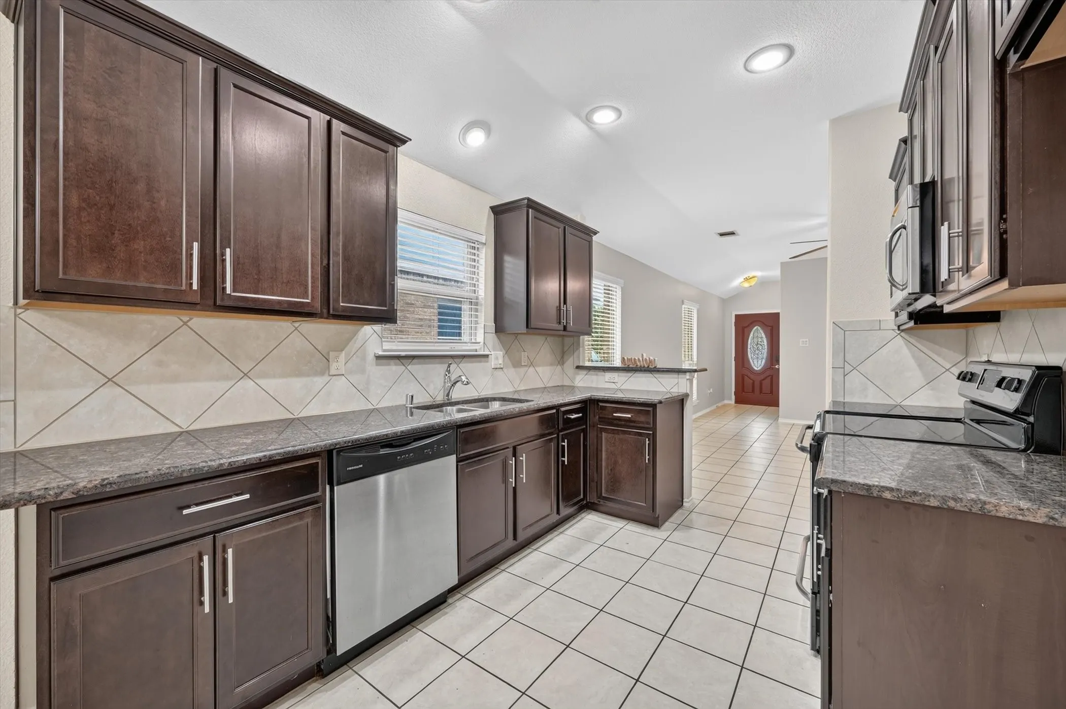 Single Family Residence For Sale in Denton County , 1325 Cheyenne Drive, Aubrey, Texas 76227, 3 Bedroom, 2 Bathroom, 2 Garage spaces, 1,421 Sqft, built in 2015, mls#21271438, Real Estate Agent in Aubrey, Homes For Sale in Denton county, Homes For Sale in Aubrey, Realtor in Aubrey Texas, Real Estate Brokerage Independent Realty Texas, Luminita Cordes Realtor