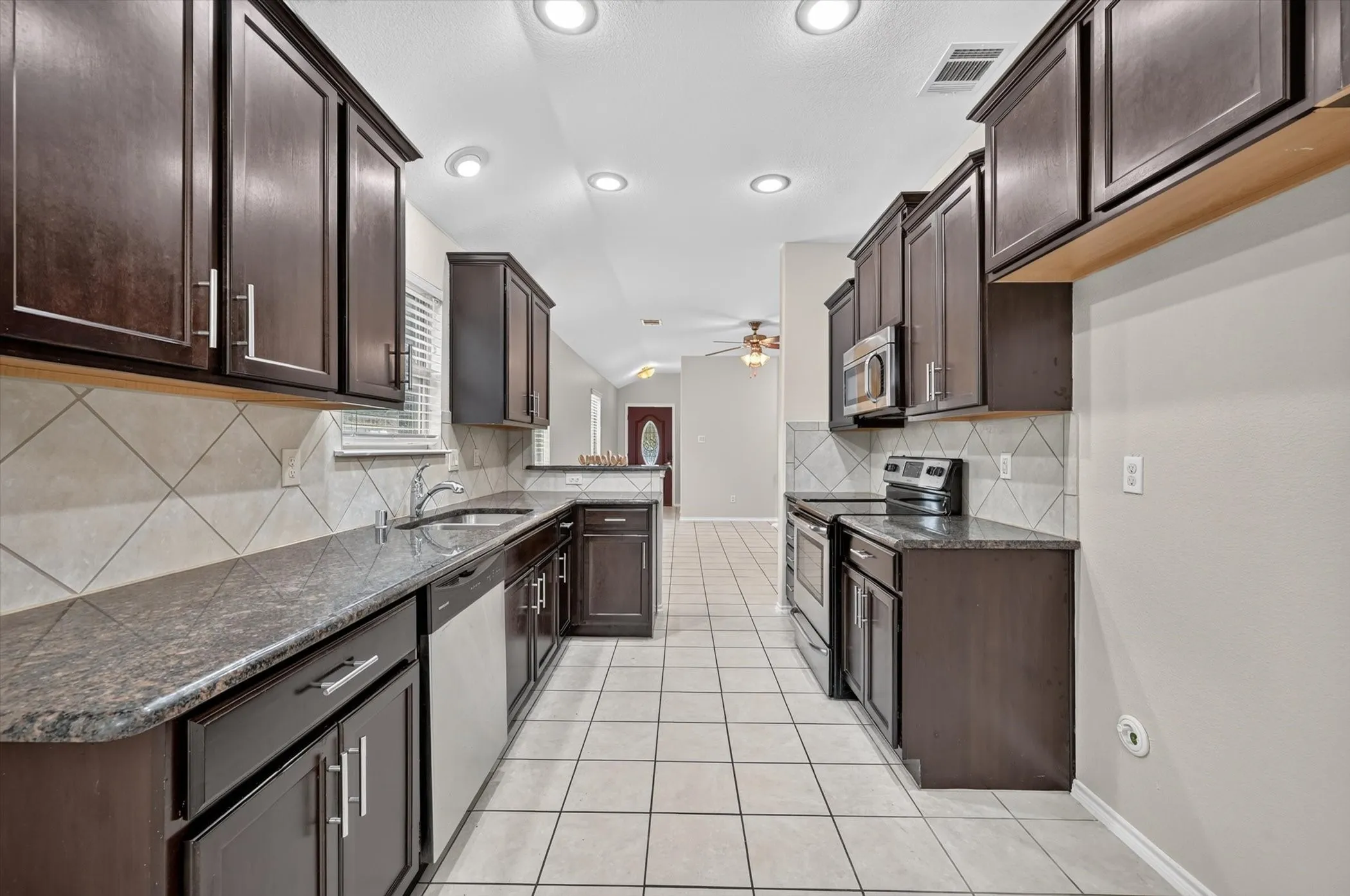 Single Family Residence For Sale in Denton County , 1325 Cheyenne Drive, Aubrey, Texas 76227, 3 Bedroom, 2 Bathroom, 2 Garage spaces, 1,421 Sqft, built in 2015, mls#21271438, Real Estate Agent in Aubrey, Homes For Sale in Denton county, Homes For Sale in Aubrey, Realtor in Aubrey Texas, Real Estate Brokerage Independent Realty Texas, Luminita Cordes Realtor