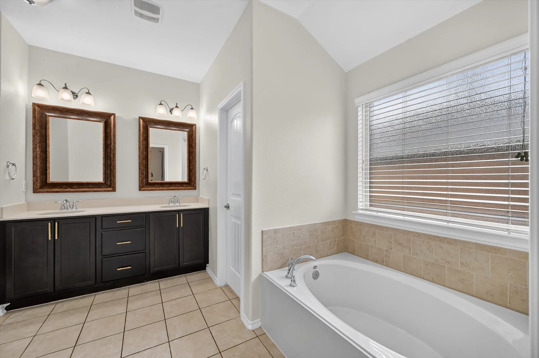 Single Family Residence For Sale in Denton County , 1325 Cheyenne Drive, Aubrey, Texas 76227, 3 Bedroom, 2 Bathroom, 2 Garage spaces, 1,421 Sqft, built in 2015, mls#21271438, Real Estate Agent in Aubrey, Homes For Sale in Denton county, Homes For Sale in Aubrey, Realtor in Aubrey Texas, Real Estate Brokerage Independent Realty Texas, Luminita Cordes Realtor