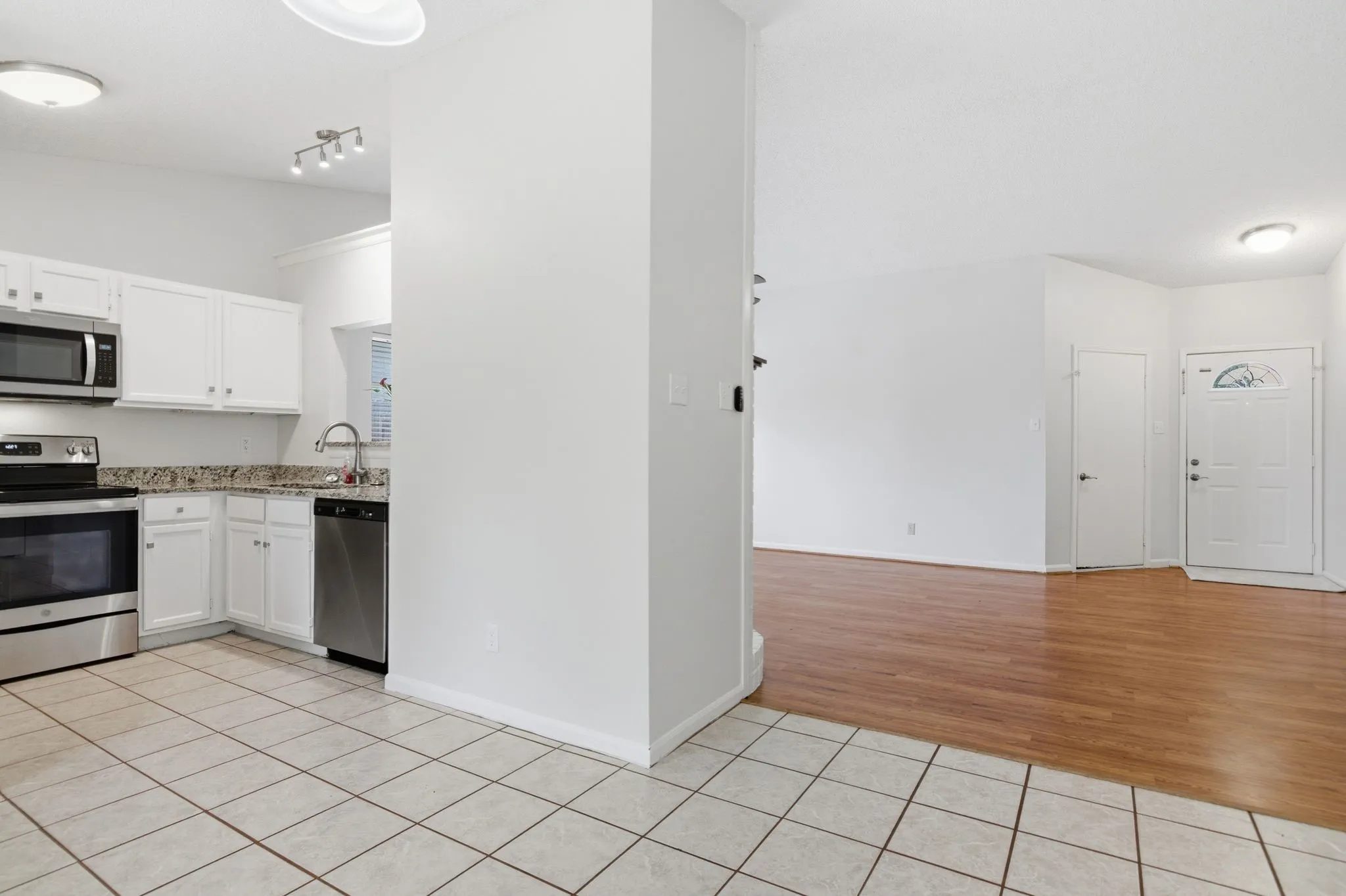 Single Family Residence For Sale in Tarrant County , 516 Winter Wood Drive, Grapevine, Texas 76051, 3 Bedrooms, 2 Bathrooms, 2 Garage spaces, 1,281 Sqft, built in 1985, Price $399,900, mls#21270633, Real Estate Agent in Grapevine, Homes For Sale in Tarrant county, Homes For Sale in Grapevine, Realtor in Grapevine Texas, Real Estate Brokerage Independent Realty Texas, Luminita Cordes Realtor