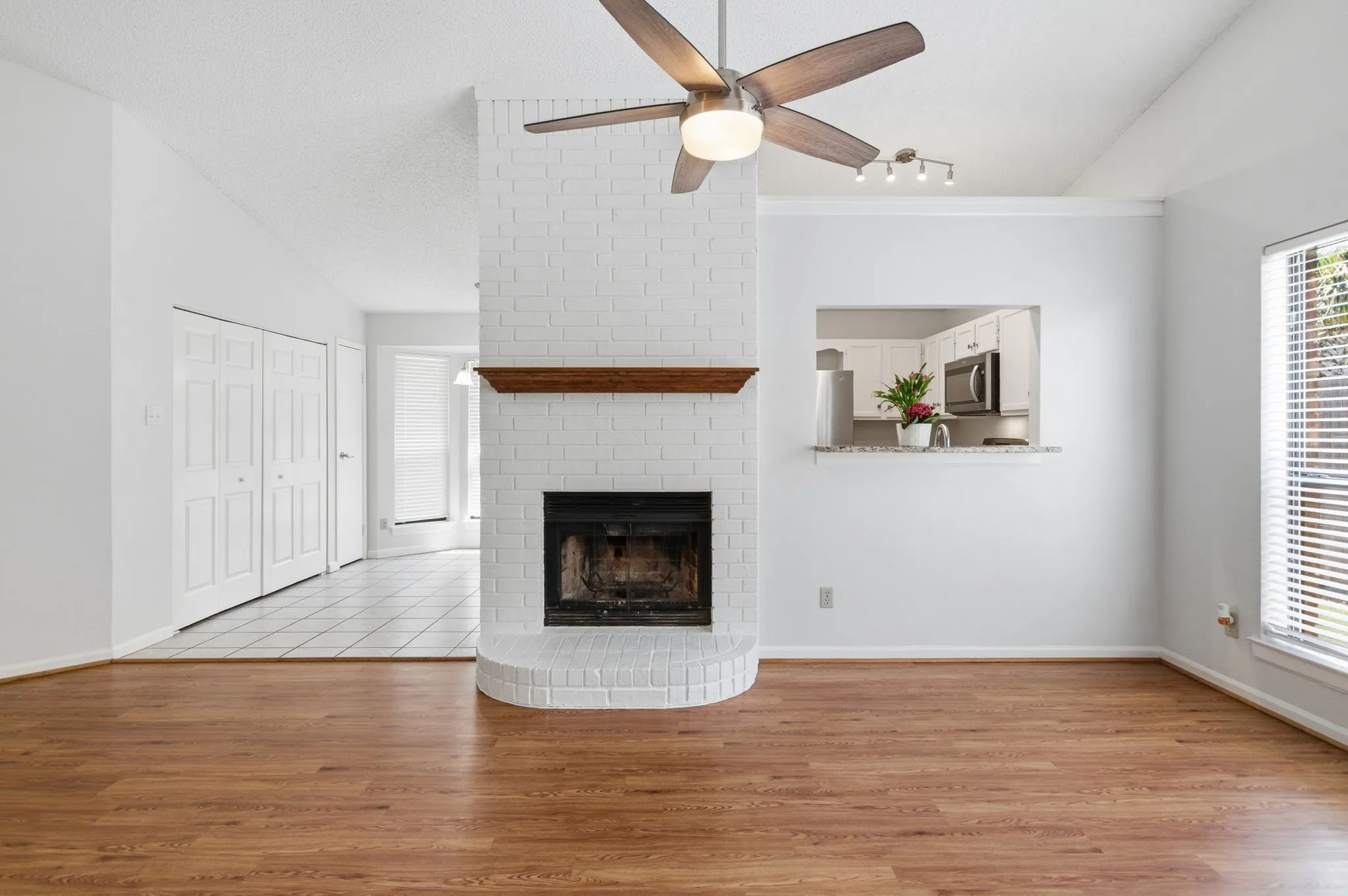 Single Family Residence For Sale in Tarrant County , 516 Winter Wood Drive, Grapevine, Texas 76051, 3 Bedrooms, 2 Bathrooms, 2 Garage spaces, 1,281 Sqft, built in 1985, Price $399,900, mls#21270633, Real Estate Agent in Grapevine, Homes For Sale in Tarrant county, Homes For Sale in Grapevine, Realtor in Grapevine Texas, Real Estate Brokerage Independent Realty Texas, Luminita Cordes Realtor