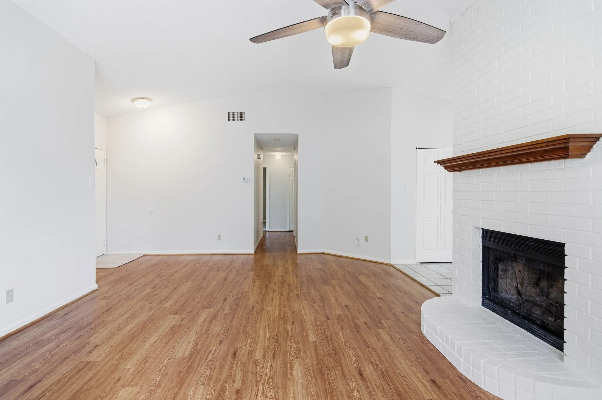 Single Family Residence For Sale in Tarrant County , 516 Winter Wood Drive, Grapevine, Texas 76051, 3 Bedrooms, 2 Bathrooms, 2 Garage spaces, 1,281 Sqft, built in 1985, Price $399,900, mls#21270633, Real Estate Agent in Grapevine, Homes For Sale in Tarrant county, Homes For Sale in Grapevine, Realtor in Grapevine Texas, Real Estate Brokerage Independent Realty Texas, Luminita Cordes Realtor