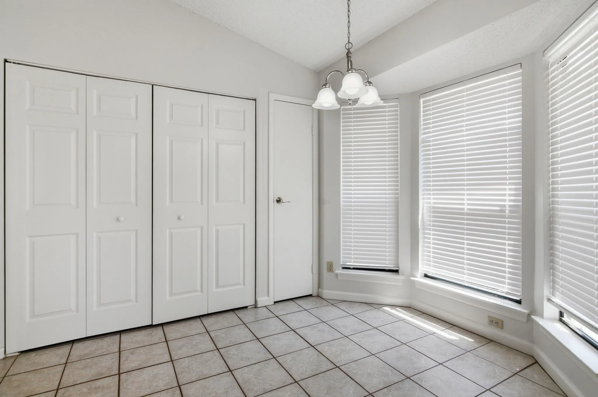 Single Family Residence For Sale in Tarrant County , 516 Winter Wood Drive, Grapevine, Texas 76051, 3 Bedrooms, 2 Bathrooms, 2 Garage spaces, 1,281 Sqft, built in 1985, Price $399,900, mls#21270633, Real Estate Agent in Grapevine, Homes For Sale in Tarrant county, Homes For Sale in Grapevine, Realtor in Grapevine Texas, Real Estate Brokerage Independent Realty Texas, Luminita Cordes Realtor