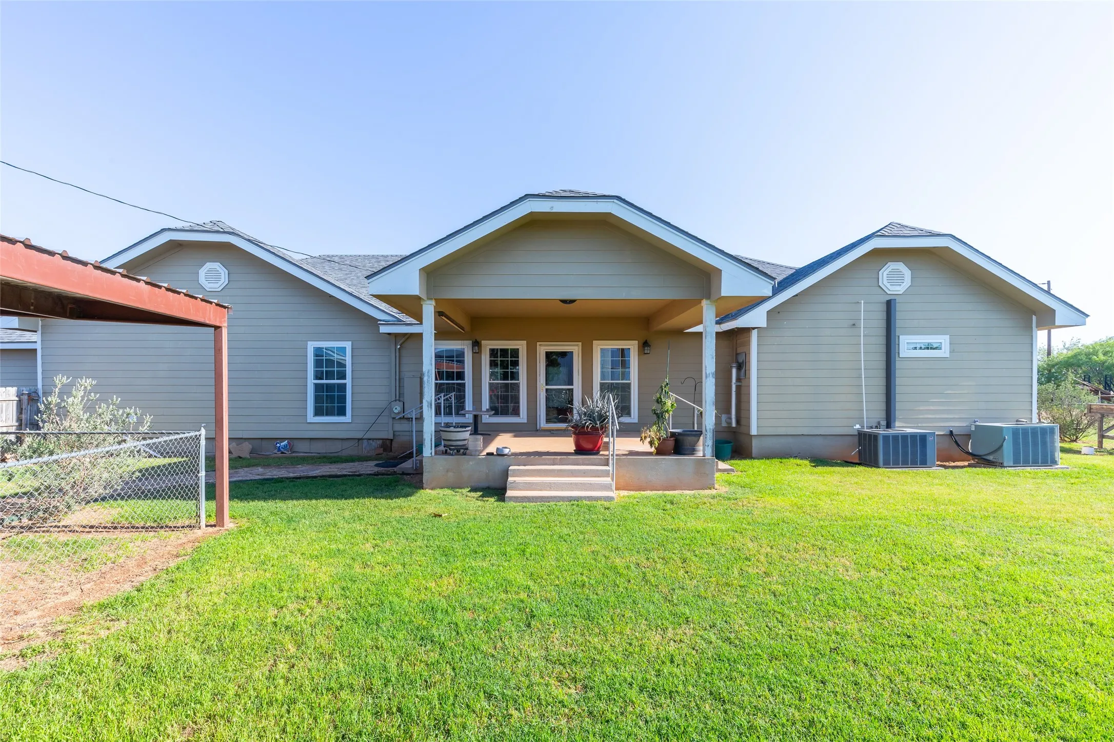 Single Family Residence For Sale in Callahan County , 12085 County Road 250, Clyde, Texas 79510, 3 Bedroom, 3 Bathroom, Garage spaces, 3,020 Sqft, built in 2006, mls#21271011, Real Estate Agent in Clyde, Homes For Sale in Callahan county, Homes For Sale in Clyde, Realtor in Clyde Texas, Real Estate Brokerage Independent Realty Texas, Luminita Cordes Realtor