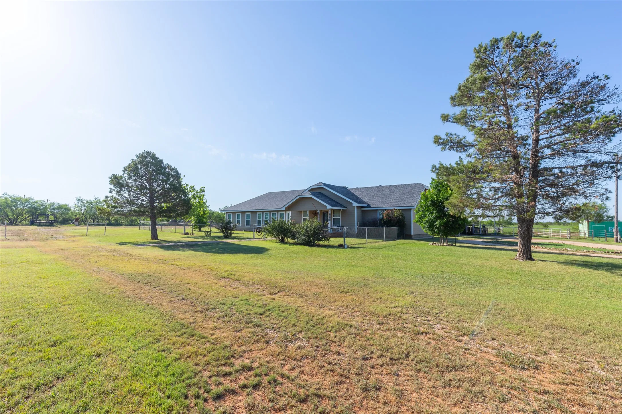 Single Family Residence For Sale in Callahan County , 12085 County Road 250, Clyde, Texas 79510, 3 Bedroom, 3 Bathroom, Garage spaces, 3,020 Sqft, built in 2006, mls#21271011, Real Estate Agent in Clyde, Homes For Sale in Callahan county, Homes For Sale in Clyde, Realtor in Clyde Texas, Real Estate Brokerage Independent Realty Texas, Luminita Cordes Realtor