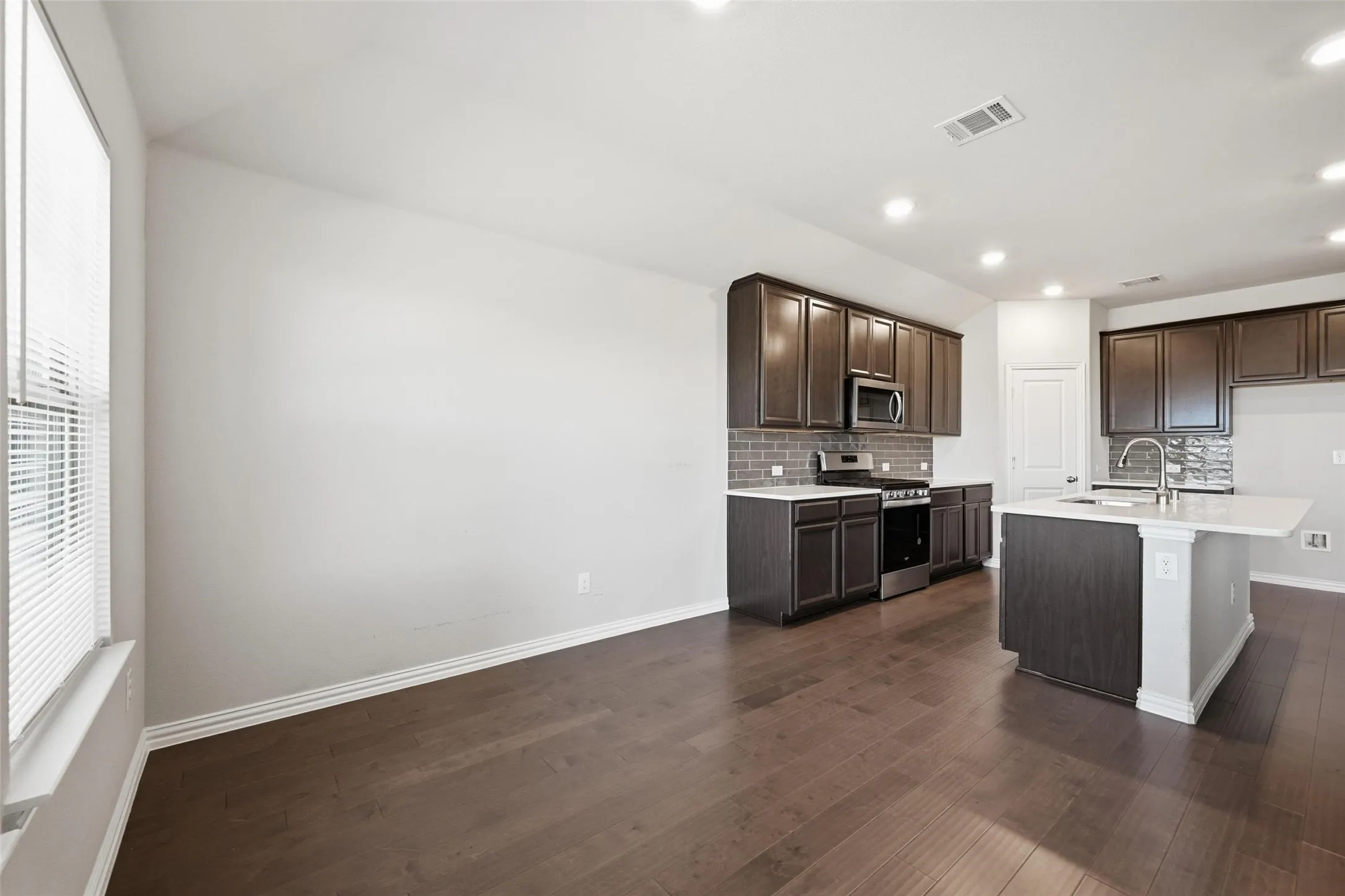 Single Family Residence For Sale in Collin County , 1116 Rountree Court, Celina, Texas 75009, 3 Bedroom, 2 Bathroom, 2 Garage spaces, 1,695 Sqft, built in 2022, mls#21271905, Real Estate Agent in Celina, Homes For Sale in Collin county, Homes For Sale in Celina, Realtor in Celina Texas, Real Estate Brokerage Independent Realty Texas, Luminita Cordes Realtor