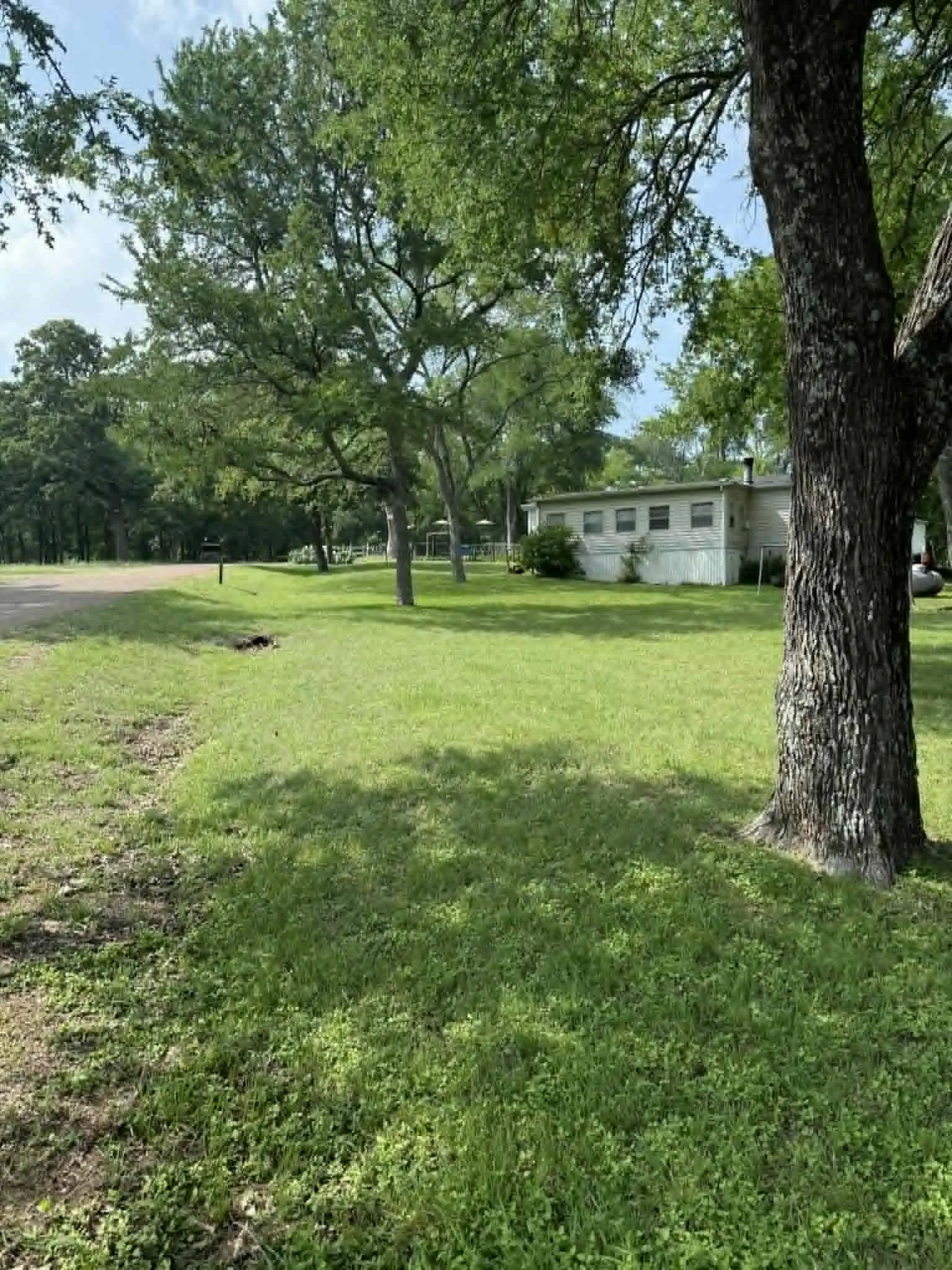 Mobile Home For Sale in Henderson County , 220 Hollyglen Street, Gun Barrel City, Texas 75156, 3 Bedroom, 2 Bathroom, 2 Garage spaces, 1,632 Sqft, built in 1980, mls#21271764, Real Estate Agent in Gun Barrel City, Homes For Sale in Henderson county, Homes For Sale in Gun Barrel City, Realtor in Gun Barrel City Texas, Real Estate Brokerage Independent Realty Texas, Luminita Cordes Realtor