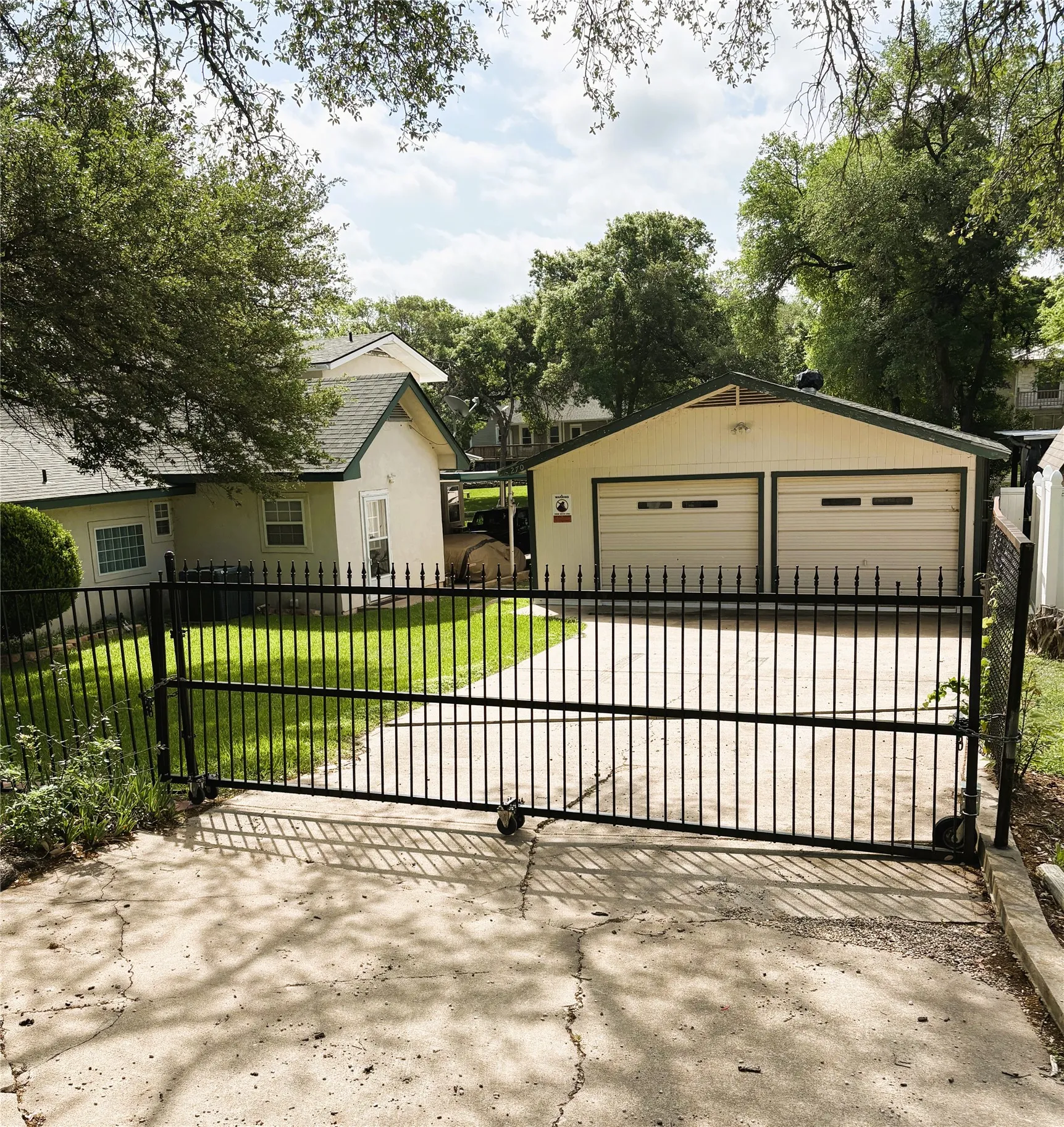 Single Family Residence For Sale in Bosque County , 270 County Road 1745, Clifton, Texas 76634, 2 Bedroom, 5 Bathroom, 2 Garage spaces, 1,852 Sqft, built in 1968, mls#21271935, Real Estate Agent in Clifton, Homes For Sale in Bosque county, Homes For Sale in Clifton, Realtor in Clifton Texas, Real Estate Brokerage Independent Realty Texas, Luminita Cordes Realtor