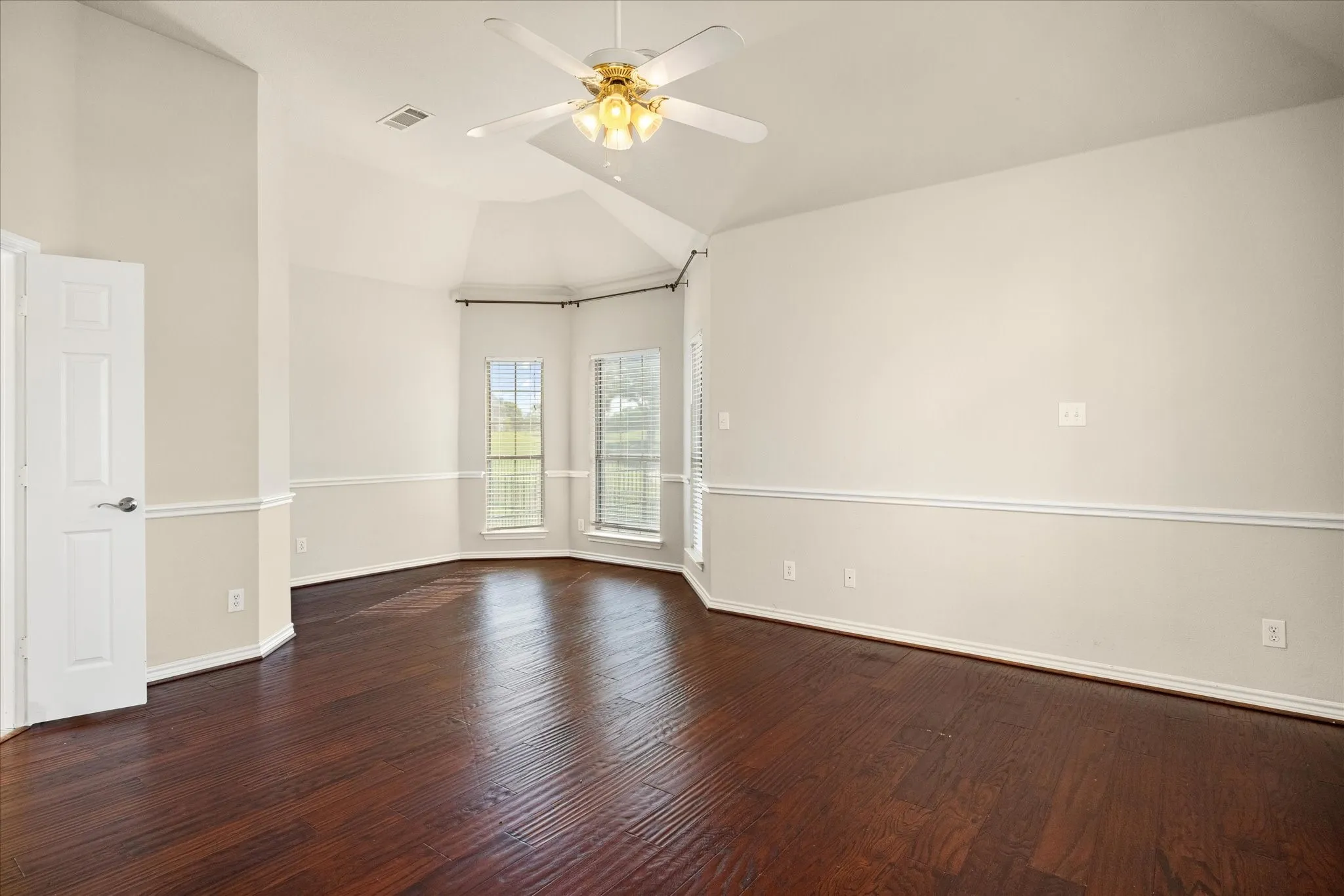 Single Family Residence For Rent in Tarrant County , 12245 Fairway Meadows Drive, Fort Worth, Texas 76179, 4 Bedroom, 3 Bathroom, 2 Garage spaces, 2,428 Sqft, built in 2005, mls#21272134, Real Estate Agent in Fort Worth, Homes For Rent in Tarrant county, Homes For Rent in Fort Worth, Realtor in Fort Worth Texas, Real Estate Brokerage Independent Realty Texas, Luminita Cordes Realtor