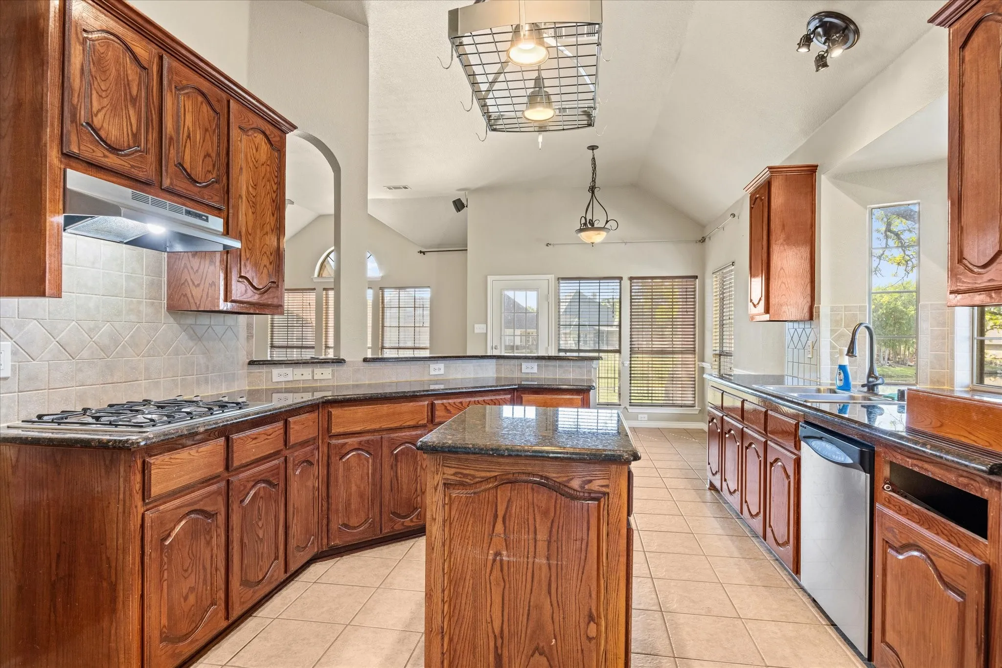 Single Family Residence For Rent in Tarrant County , 12245 Fairway Meadows Drive, Fort Worth, Texas 76179, 4 Bedroom, 3 Bathroom, 2 Garage spaces, 2,428 Sqft, built in 2005, mls#21272134, Real Estate Agent in Fort Worth, Homes For Rent in Tarrant county, Homes For Rent in Fort Worth, Realtor in Fort Worth Texas, Real Estate Brokerage Independent Realty Texas, Luminita Cordes Realtor