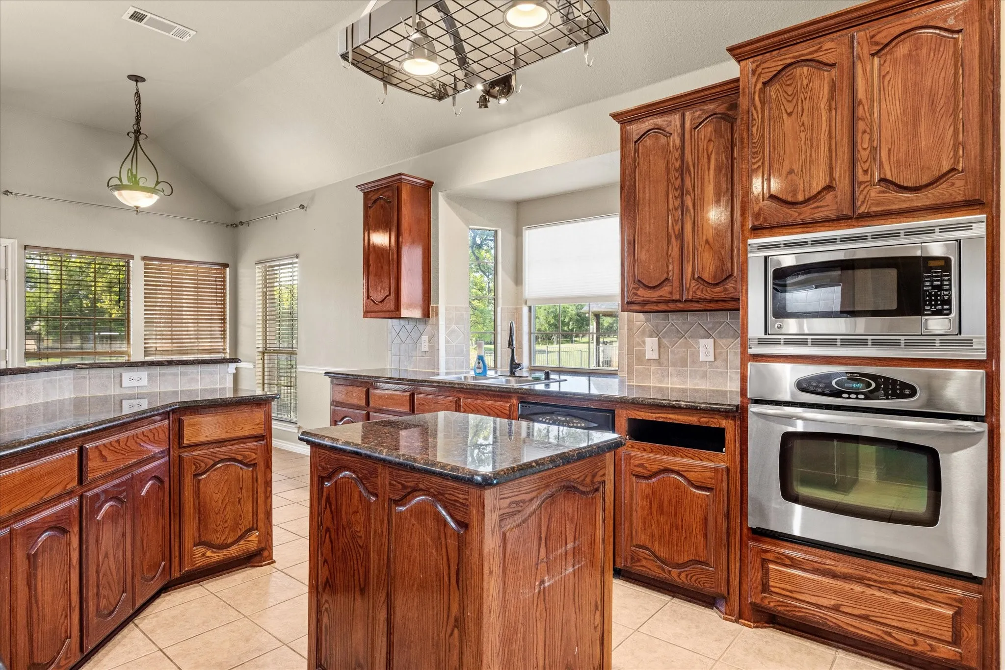 Single Family Residence For Rent in Tarrant County , 12245 Fairway Meadows Drive, Fort Worth, Texas 76179, 4 Bedroom, 3 Bathroom, 2 Garage spaces, 2,428 Sqft, built in 2005, mls#21272134, Real Estate Agent in Fort Worth, Homes For Rent in Tarrant county, Homes For Rent in Fort Worth, Realtor in Fort Worth Texas, Real Estate Brokerage Independent Realty Texas, Luminita Cordes Realtor