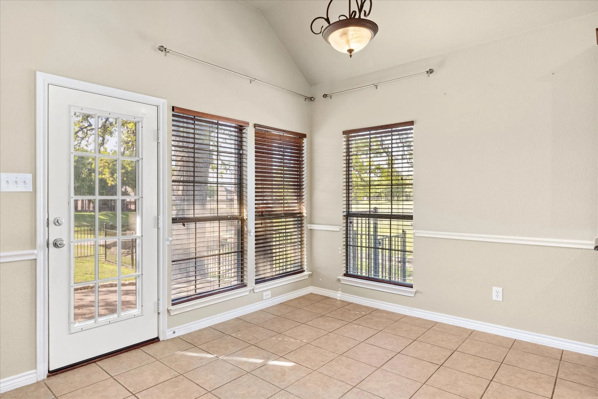 Single Family Residence For Rent in Tarrant County , 12245 Fairway Meadows Drive, Fort Worth, Texas 76179, 4 Bedroom, 3 Bathroom, 2 Garage spaces, 2,428 Sqft, built in 2005, mls#21272134, Real Estate Agent in Fort Worth, Homes For Rent in Tarrant county, Homes For Rent in Fort Worth, Realtor in Fort Worth Texas, Real Estate Brokerage Independent Realty Texas, Luminita Cordes Realtor