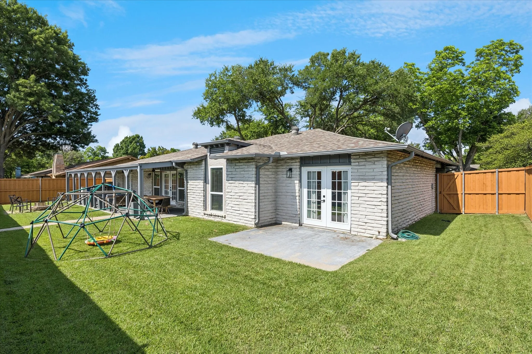 Single Family Residence For Sale in Dallas County , 15651 Terrace Lawn Circle, Dallas, Texas 75248, 4 Bedroom, 3 Bathroom, 2 Garage spaces, 2,159 Sqft, built in 1967, mls#21261962, Real Estate Agent in Dallas, Homes For Sale in Dallas county, Homes For Sale in Dallas, Realtor in Dallas Texas, Real Estate Brokerage Independent Realty Texas, Luminita Cordes Realtor