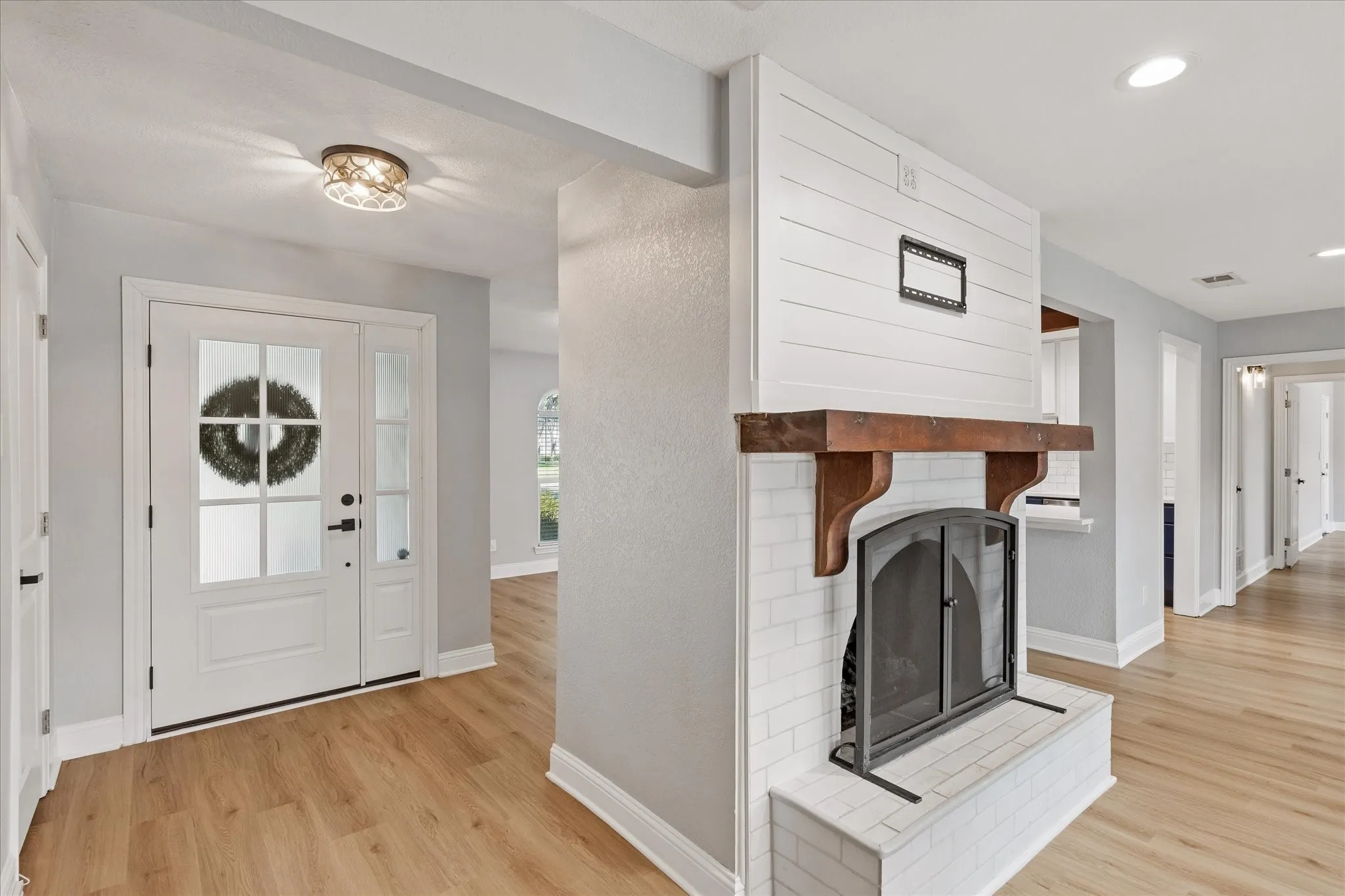 Foyer and fireplace with gas logs!