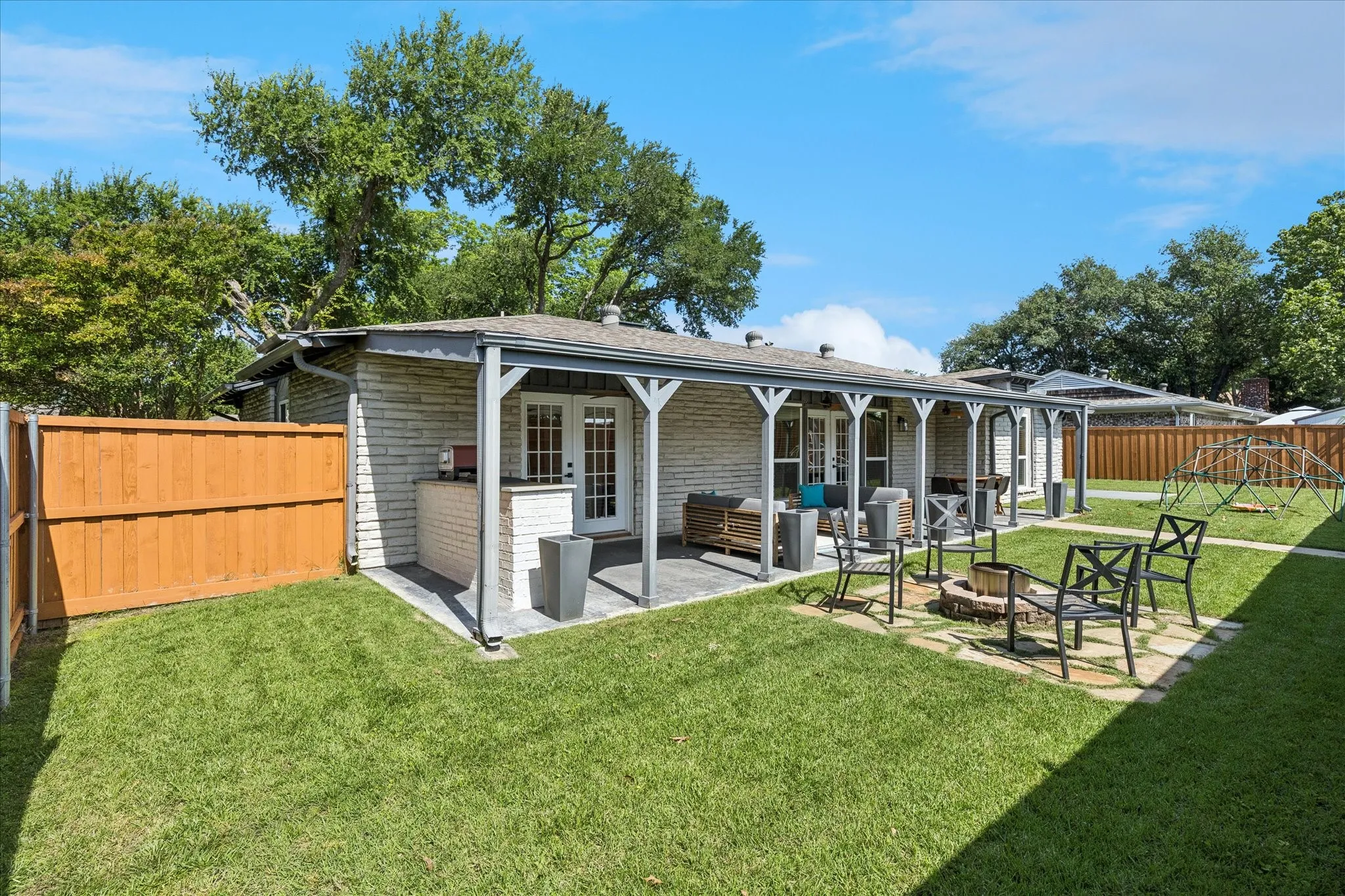 Single Family Residence For Sale in Dallas County , 15651 Terrace Lawn Circle, Dallas, Texas 75248, 4 Bedroom, 3 Bathroom, 2 Garage spaces, 2,159 Sqft, built in 1967, mls#21261962, Real Estate Agent in Dallas, Homes For Sale in Dallas county, Homes For Sale in Dallas, Realtor in Dallas Texas, Real Estate Brokerage Independent Realty Texas, Luminita Cordes Realtor