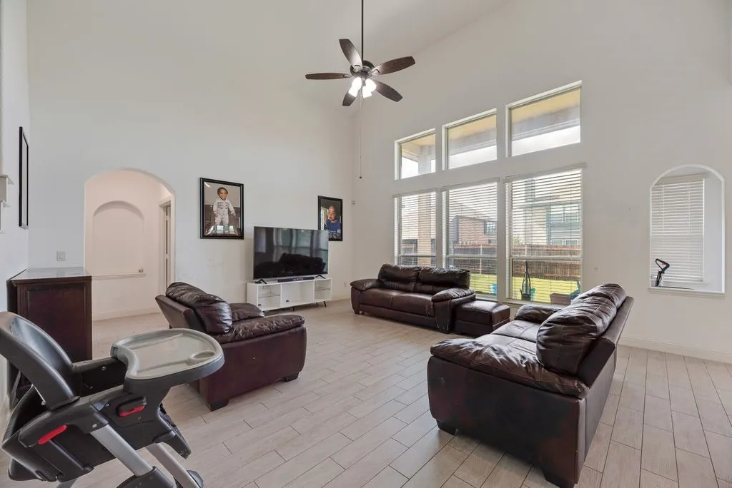 Single Family Residence For Sale in Ellis County , 549 Truman Street, Waxahachie, Texas 75165, 6 Bedrooms, 5 Bathrooms, 2 Garage spaces, 4,394 Sqft, built in 2018, Price $525,000, mls#21271755, Real Estate Agent in Waxahachie, Homes For Sale in Ellis county, Homes For Sale in Waxahachie, Realtor in Waxahachie Texas, Real Estate Brokerage Independent Realty Texas, Luminita Cordes Realtor