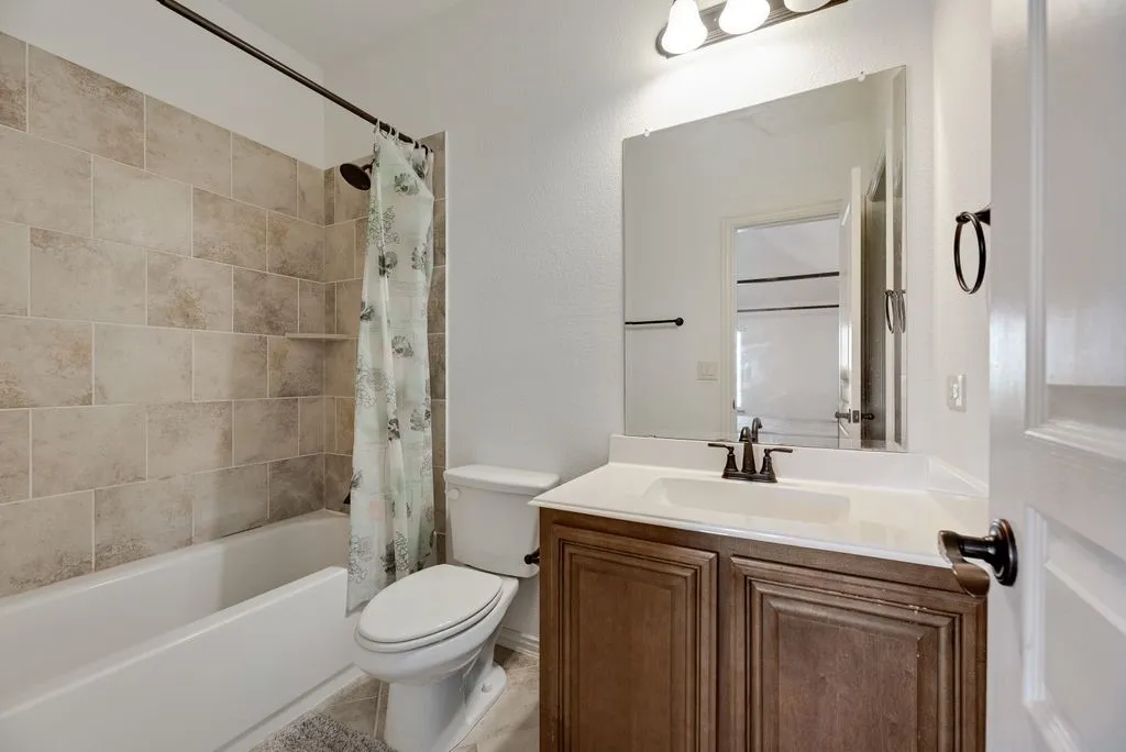 Single Family Residence For Sale in Ellis County , 549 Truman Street, Waxahachie, Texas 75165, 6 Bedrooms, 5 Bathrooms, 2 Garage spaces, 4,394 Sqft, built in 2018, Price $525,000, mls#21271755, Real Estate Agent in Waxahachie, Homes For Sale in Ellis county, Homes For Sale in Waxahachie, Realtor in Waxahachie Texas, Real Estate Brokerage Independent Realty Texas, Luminita Cordes Realtor