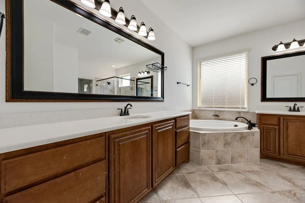Single Family Residence For Sale in Ellis County , 549 Truman Street, Waxahachie, Texas 75165, 6 Bedrooms, 5 Bathrooms, 2 Garage spaces, 4,394 Sqft, built in 2018, Price $525,000, mls#21271755, Real Estate Agent in Waxahachie, Homes For Sale in Ellis county, Homes For Sale in Waxahachie, Realtor in Waxahachie Texas, Real Estate Brokerage Independent Realty Texas, Luminita Cordes Realtor