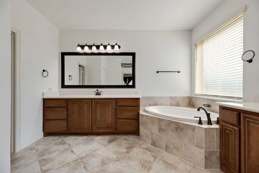 Single Family Residence For Sale in Ellis County , 549 Truman Street, Waxahachie, Texas 75165, 6 Bedrooms, 5 Bathrooms, 2 Garage spaces, 4,394 Sqft, built in 2018, Price $525,000, mls#21271755, Real Estate Agent in Waxahachie, Homes For Sale in Ellis county, Homes For Sale in Waxahachie, Realtor in Waxahachie Texas, Real Estate Brokerage Independent Realty Texas, Luminita Cordes Realtor
