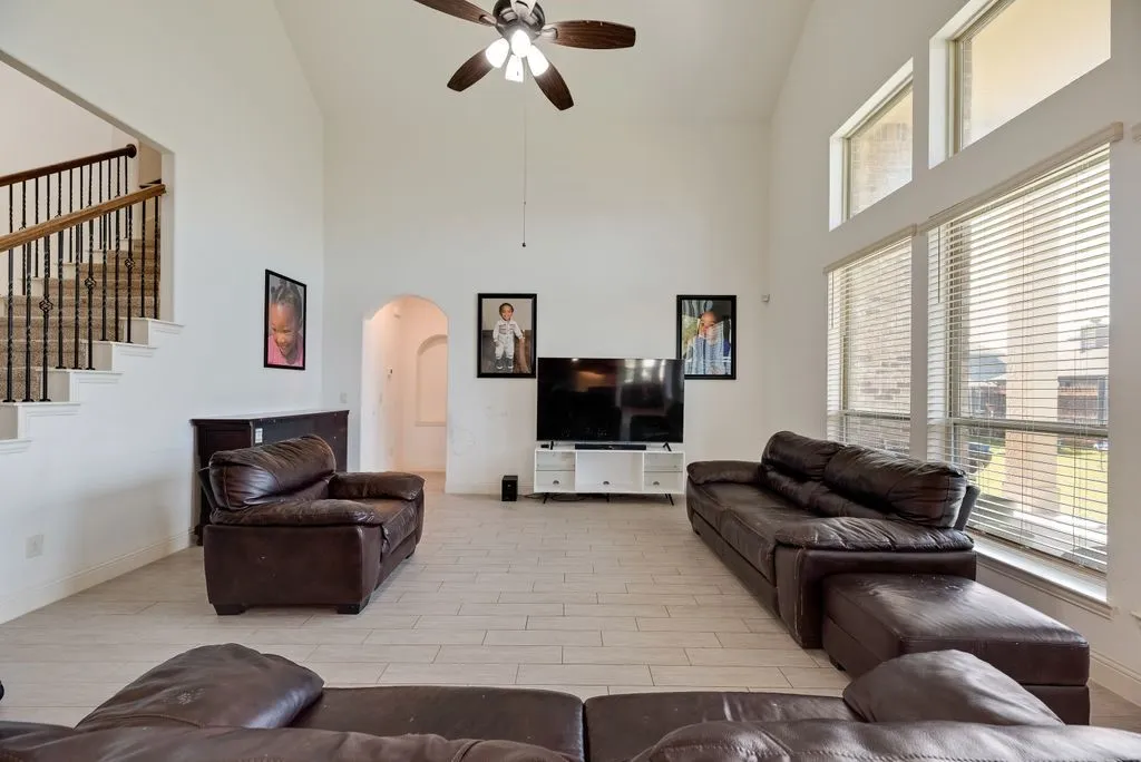 Single Family Residence For Sale in Ellis County , 549 Truman Street, Waxahachie, Texas 75165, 6 Bedrooms, 5 Bathrooms, 2 Garage spaces, 4,394 Sqft, built in 2018, Price $525,000, mls#21271755, Real Estate Agent in Waxahachie, Homes For Sale in Ellis county, Homes For Sale in Waxahachie, Realtor in Waxahachie Texas, Real Estate Brokerage Independent Realty Texas, Luminita Cordes Realtor
