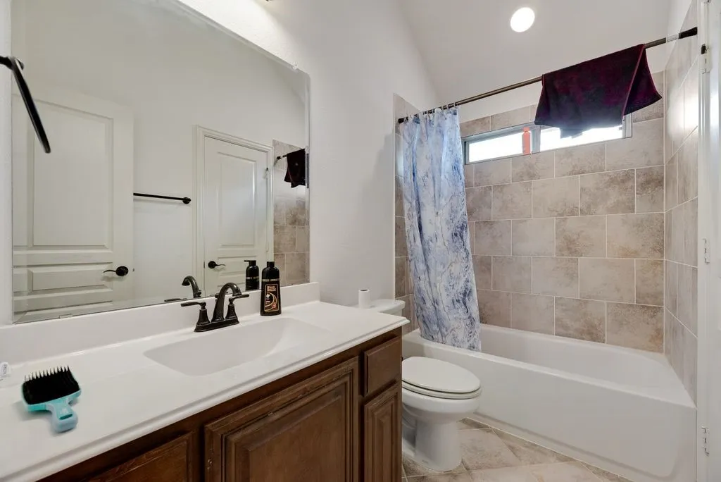 Single Family Residence For Sale in Ellis County , 549 Truman Street, Waxahachie, Texas 75165, 6 Bedrooms, 5 Bathrooms, 2 Garage spaces, 4,394 Sqft, built in 2018, Price $525,000, mls#21271755, Real Estate Agent in Waxahachie, Homes For Sale in Ellis county, Homes For Sale in Waxahachie, Realtor in Waxahachie Texas, Real Estate Brokerage Independent Realty Texas, Luminita Cordes Realtor