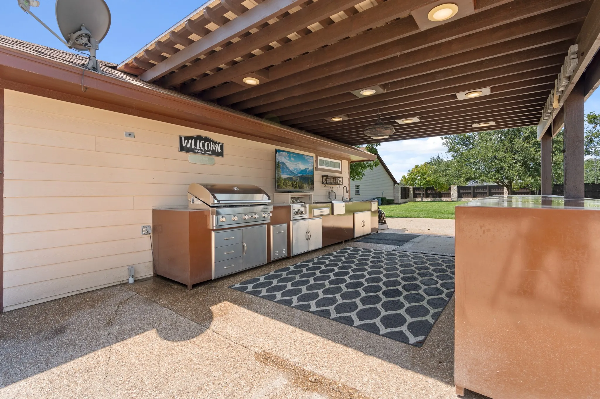 Outdoor kitchen made of built ins
