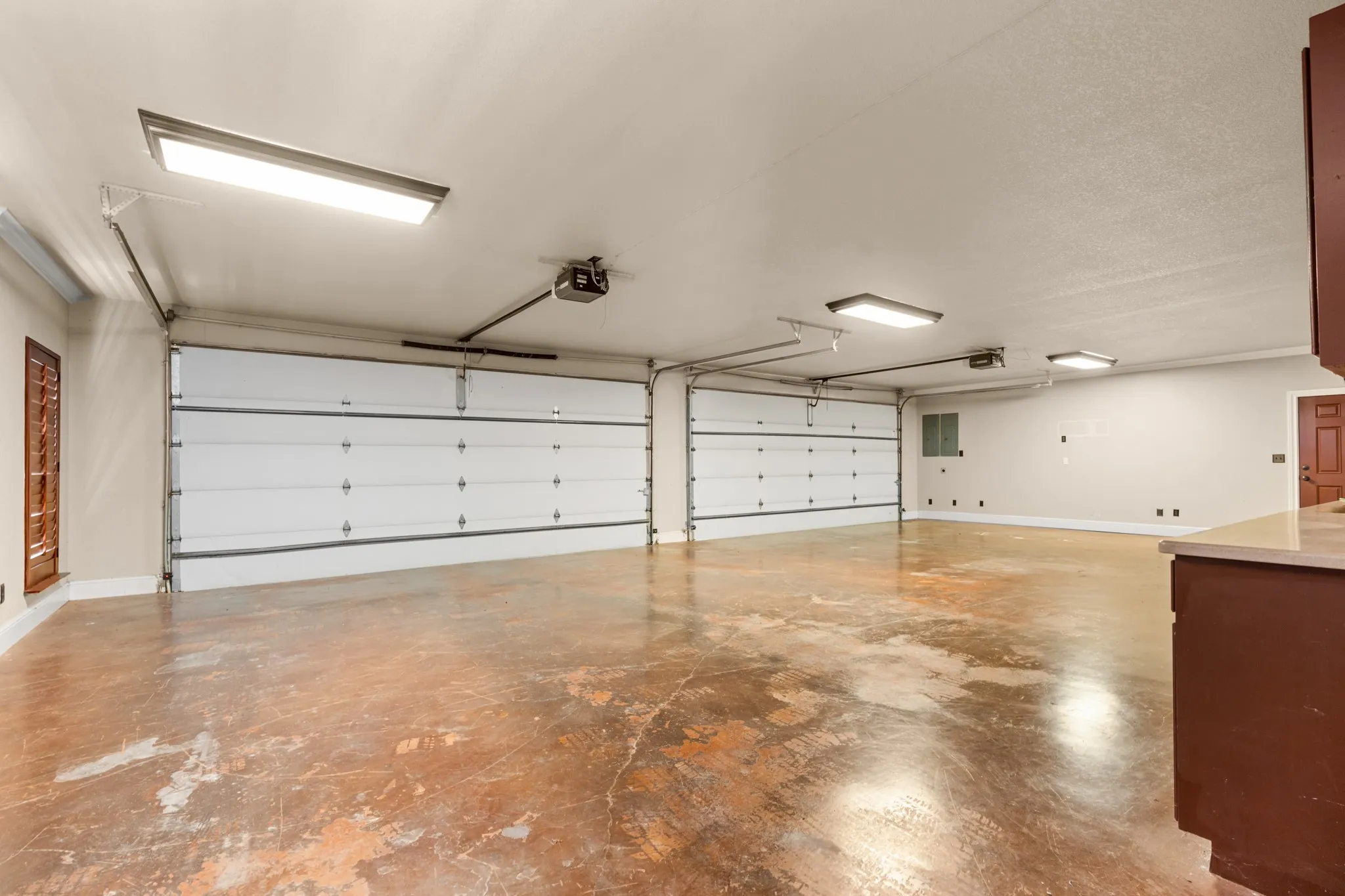 4 car garage at 1144 sq.ft