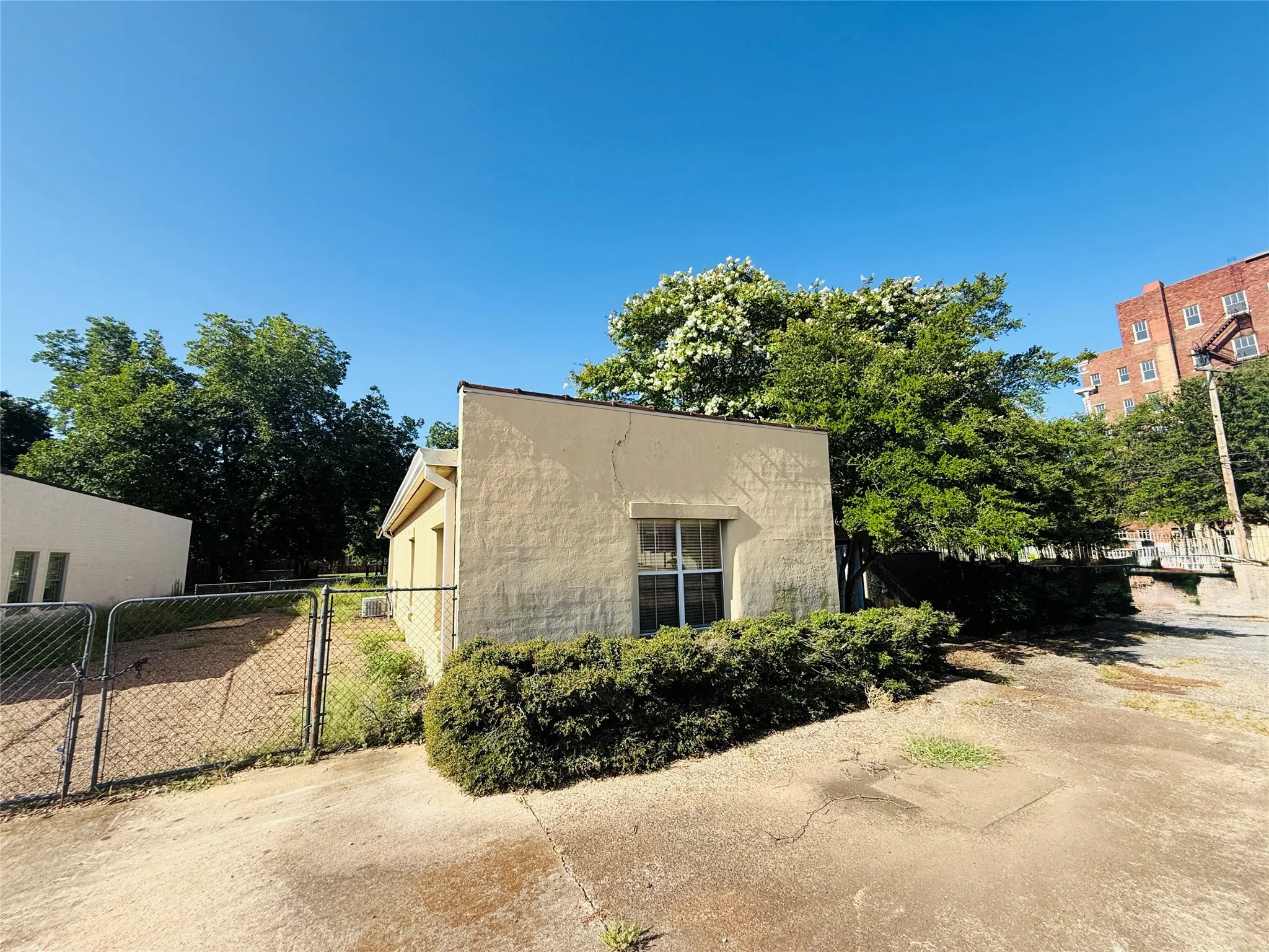 Office For Rent in Lamar County , 265 SE 1st Street, Paris, Texas 75460, 0, 0, Garage spaces, 0 Sqft, built in 1950, Price $3,200, mls#21272154, Real Estate Agent in Paris, Homes For Rent in Lamar county, Homes For Rent in Paris, Realtor in Paris Texas, Real Estate Brokerage Independent Realty Texas, Luminita Cordes Realtor