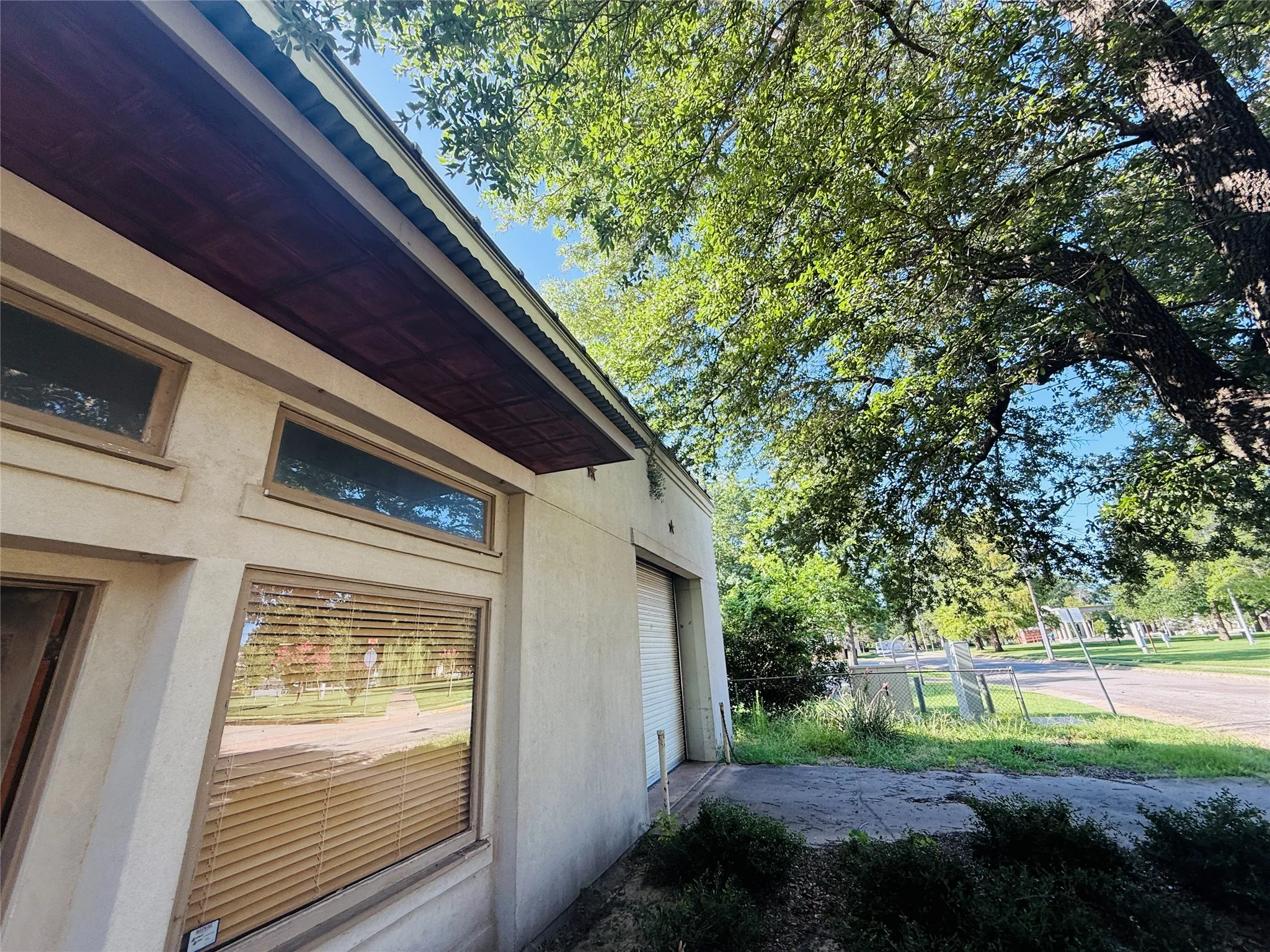 Office For Rent in Lamar County , 265 SE 1st Street, Paris, Texas 75460, 0, 0, Garage spaces, 0 Sqft, built in 1950, Price $3,200, mls#21272154, Real Estate Agent in Paris, Homes For Rent in Lamar county, Homes For Rent in Paris, Realtor in Paris Texas, Real Estate Brokerage Independent Realty Texas, Luminita Cordes Realtor