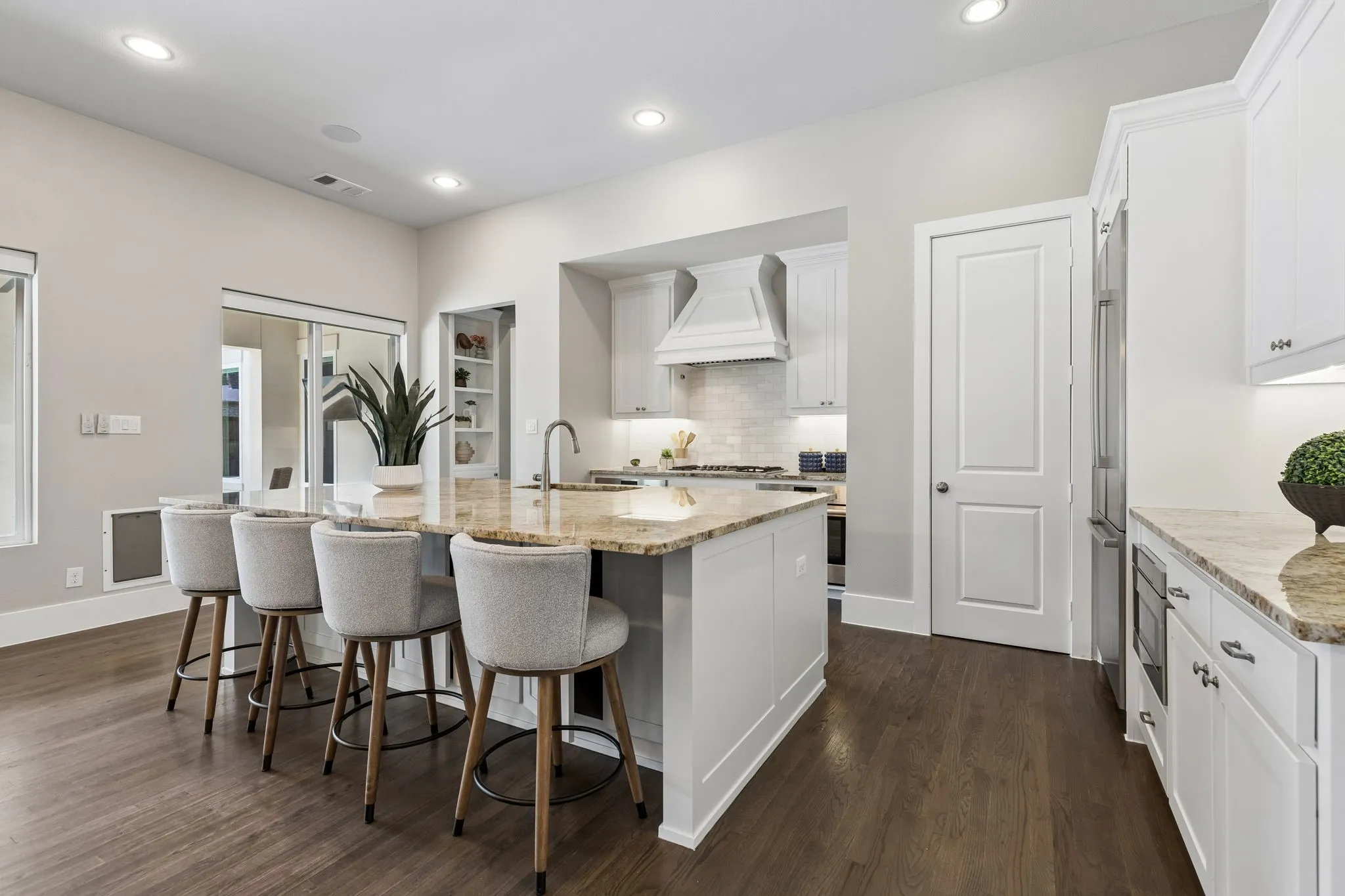 Single Family Residence For Sale in Dallas County , 6917 Valley View Lane, Dallas, Texas 75240, 5 Bedrooms, 6 Bathrooms, 3 Garage spaces, 4,926 Sqft, built in 2017, Price $2,100,000, mls#21266354, Real Estate Agent in Dallas, Homes For Sale in Dallas county, Homes For Sale in Dallas, Realtor in Dallas Texas, Real Estate Brokerage Independent Realty Texas, Luminita Cordes Realtor