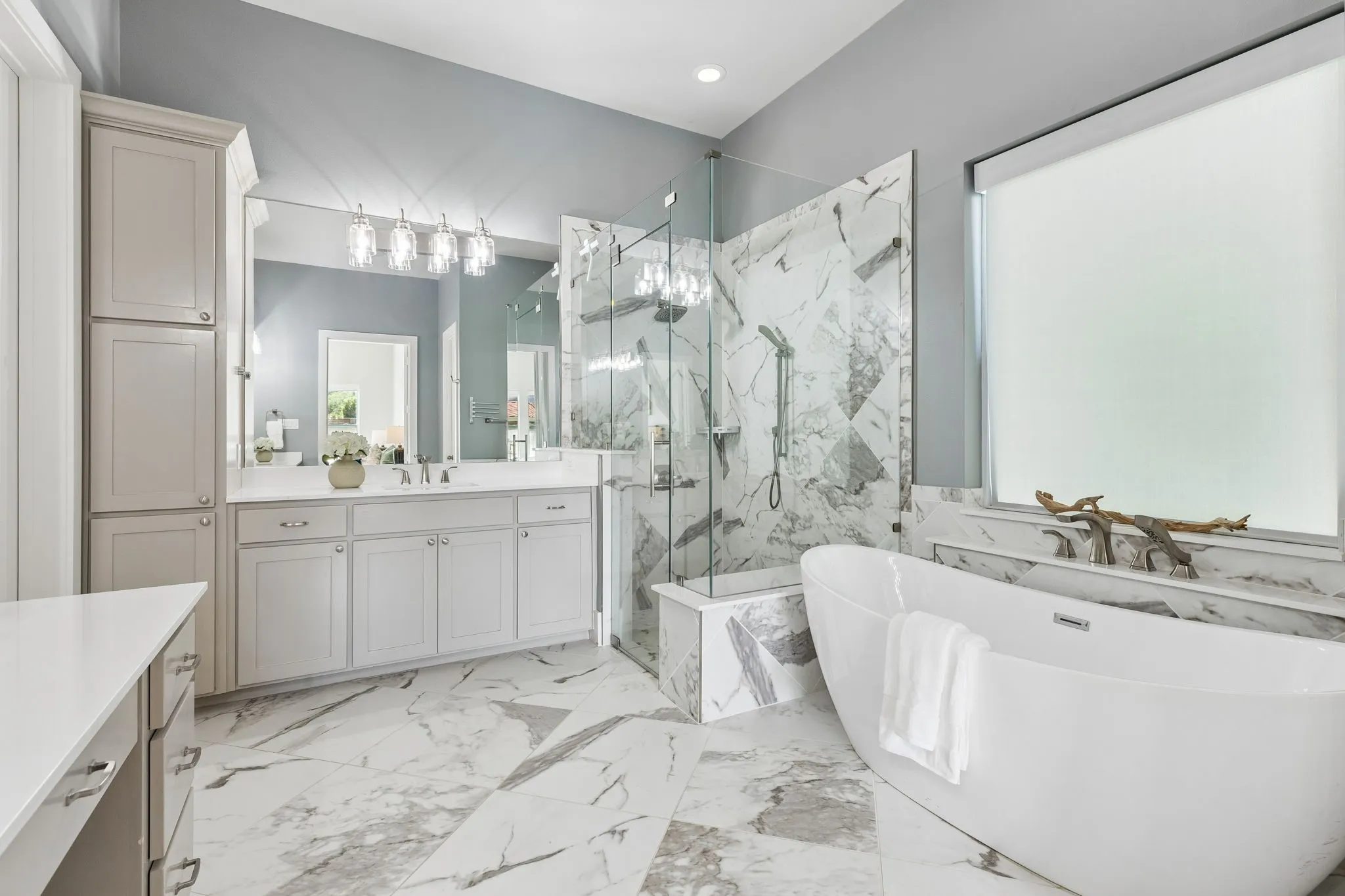 Single Family Residence For Sale in Dallas County , 6917 Valley View Lane, Dallas, Texas 75240, 5 Bedrooms, 6 Bathrooms, 3 Garage spaces, 4,926 Sqft, built in 2017, Price $2,100,000, mls#21266354, Real Estate Agent in Dallas, Homes For Sale in Dallas county, Homes For Sale in Dallas, Realtor in Dallas Texas, Real Estate Brokerage Independent Realty Texas, Luminita Cordes Realtor