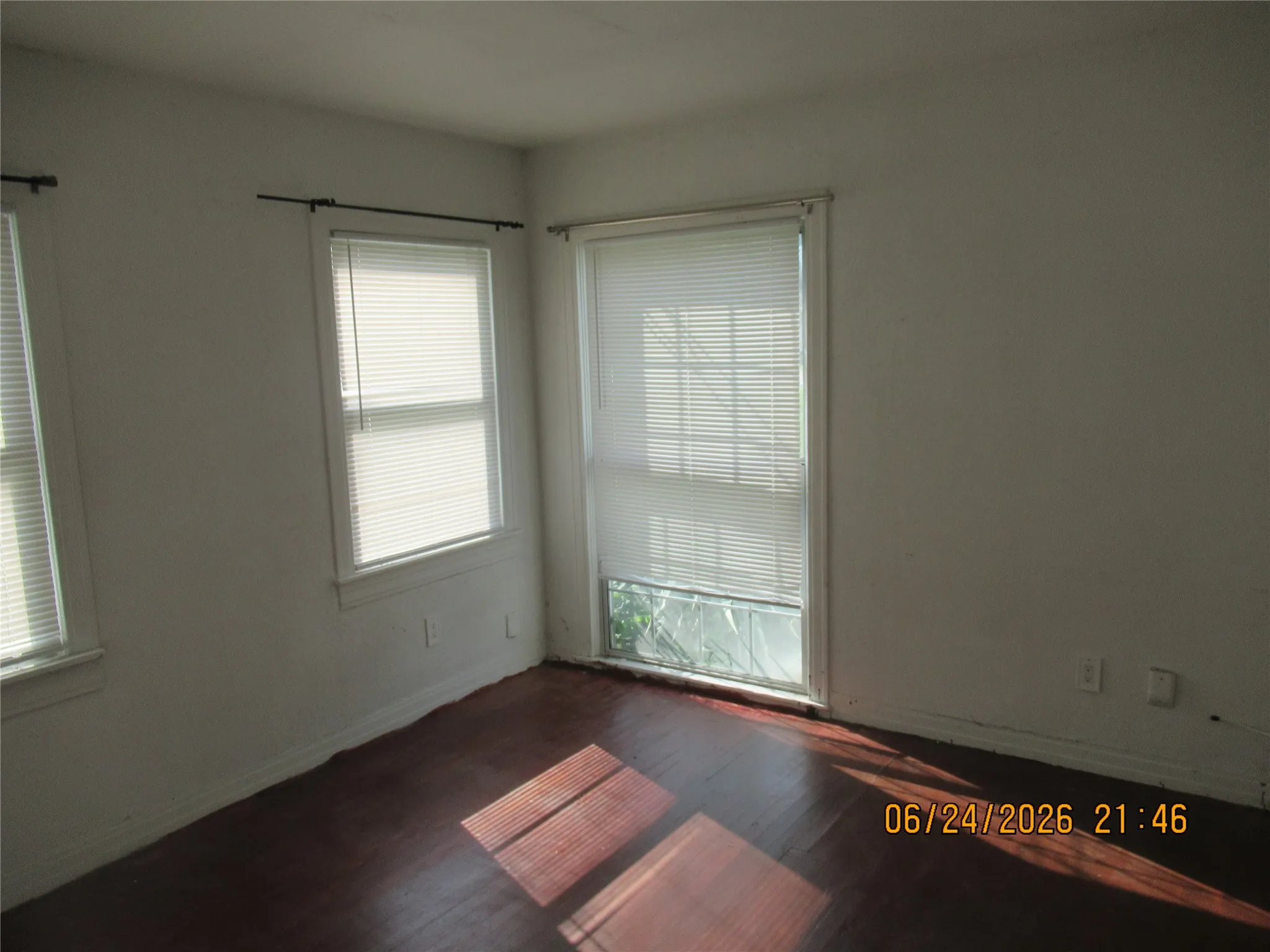 Single Family Residence For Sale in Dallas County , 201 E Dallas Street, Hutchins, Texas 75141, 1 Bedroom, 1 Bathroom, 2 Garage spaces, 780 Sqft, built in 1947, Price $160,000, mls#21271732, Real Estate Agent in Hutchins, Homes For Sale in Dallas county, Homes For Sale in Hutchins, Realtor in Hutchins Texas, Real Estate Brokerage Independent Realty Texas, Luminita Cordes Realtor
