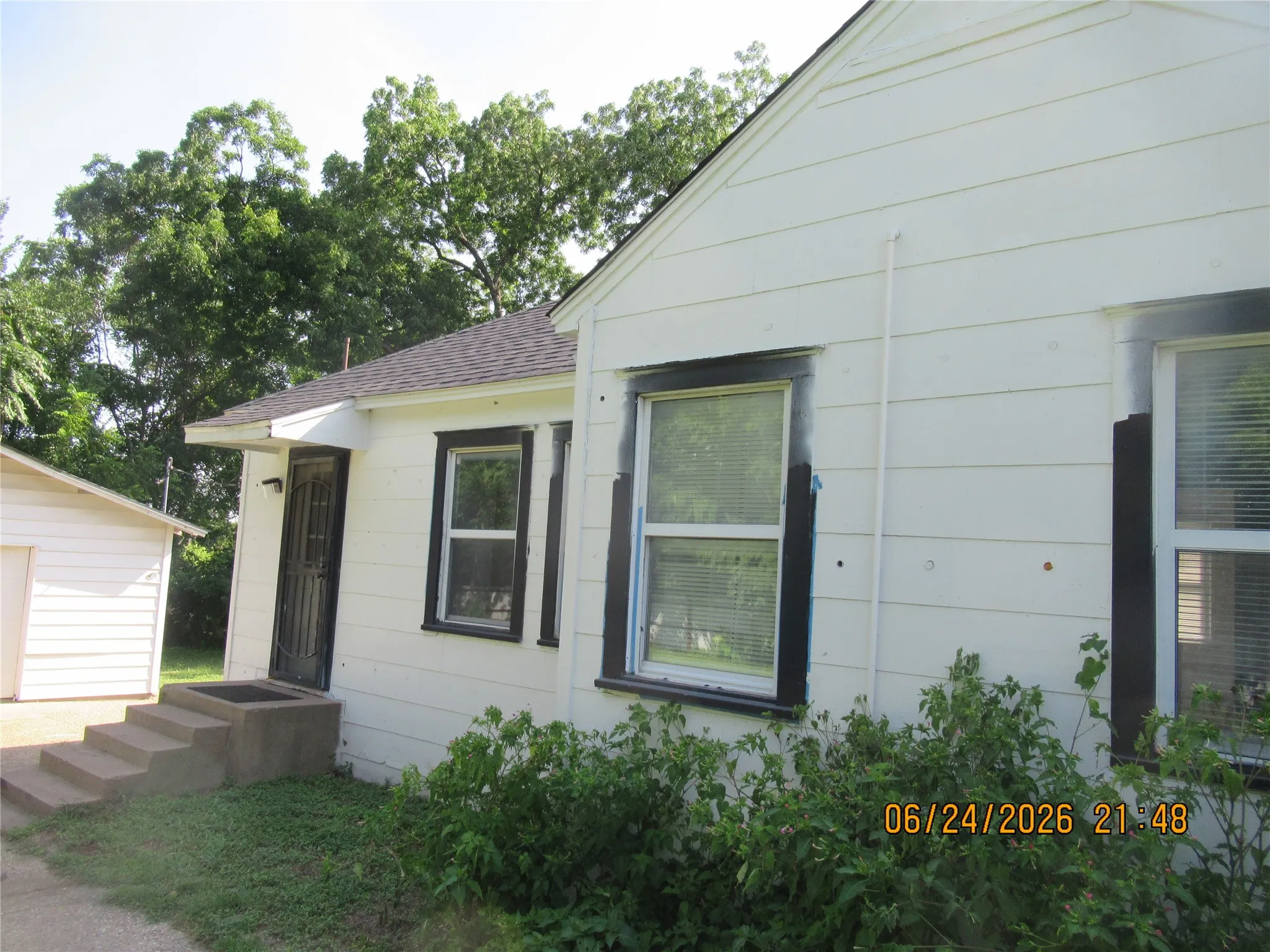 Single Family Residence For Sale in Dallas County , 201 E Dallas Street, Hutchins, Texas 75141, 1 Bedroom, 1 Bathroom, 2 Garage spaces, 780 Sqft, built in 1947, Price $160,000, mls#21271732, Real Estate Agent in Hutchins, Homes For Sale in Dallas county, Homes For Sale in Hutchins, Realtor in Hutchins Texas, Real Estate Brokerage Independent Realty Texas, Luminita Cordes Realtor