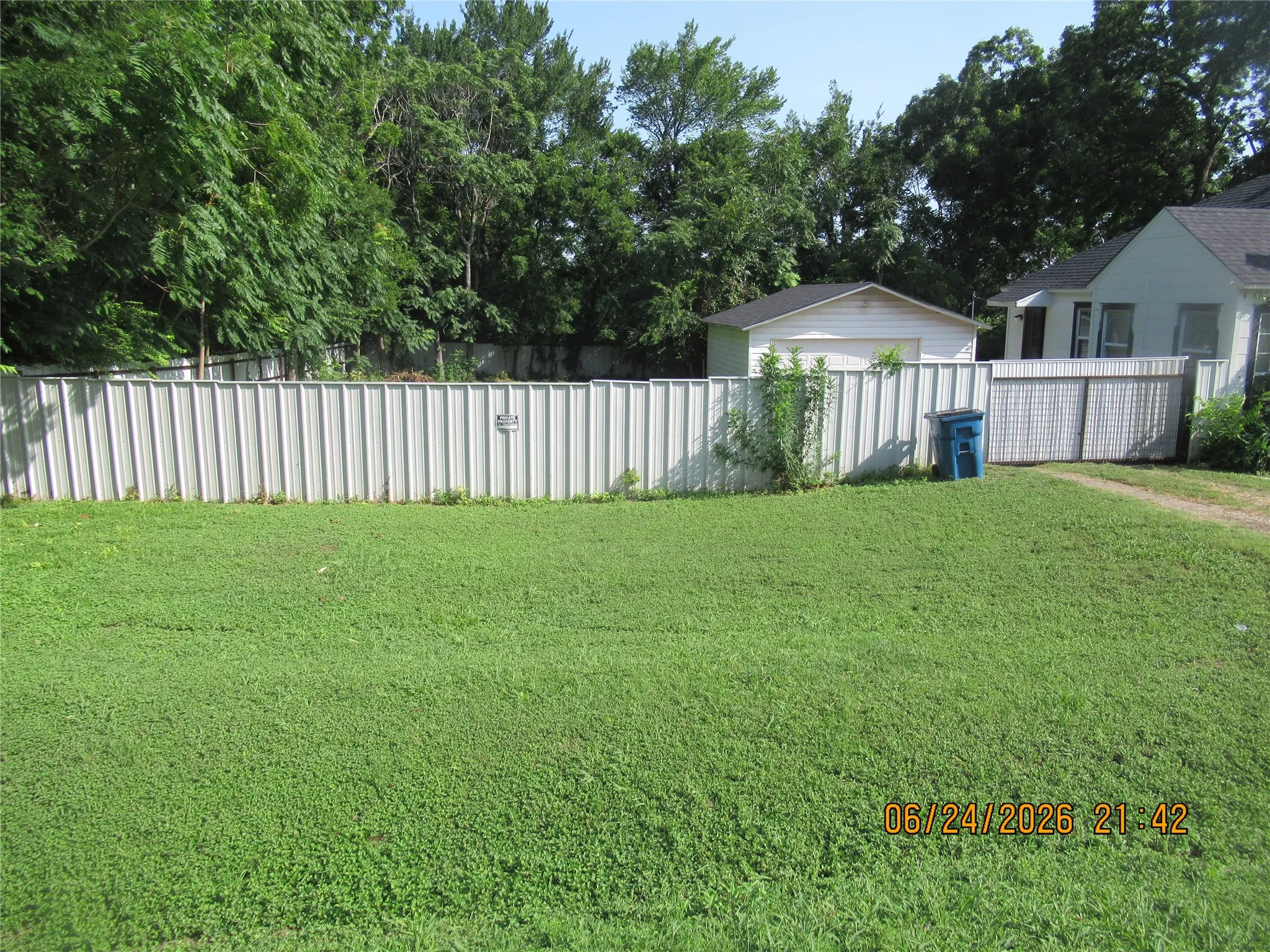 Single Family Residence For Sale in Dallas County , 201 E Dallas Street, Hutchins, Texas 75141, 1 Bedroom, 1 Bathroom, 2 Garage spaces, 780 Sqft, built in 1947, Price $160,000, mls#21271732, Real Estate Agent in Hutchins, Homes For Sale in Dallas county, Homes For Sale in Hutchins, Realtor in Hutchins Texas, Real Estate Brokerage Independent Realty Texas, Luminita Cordes Realtor