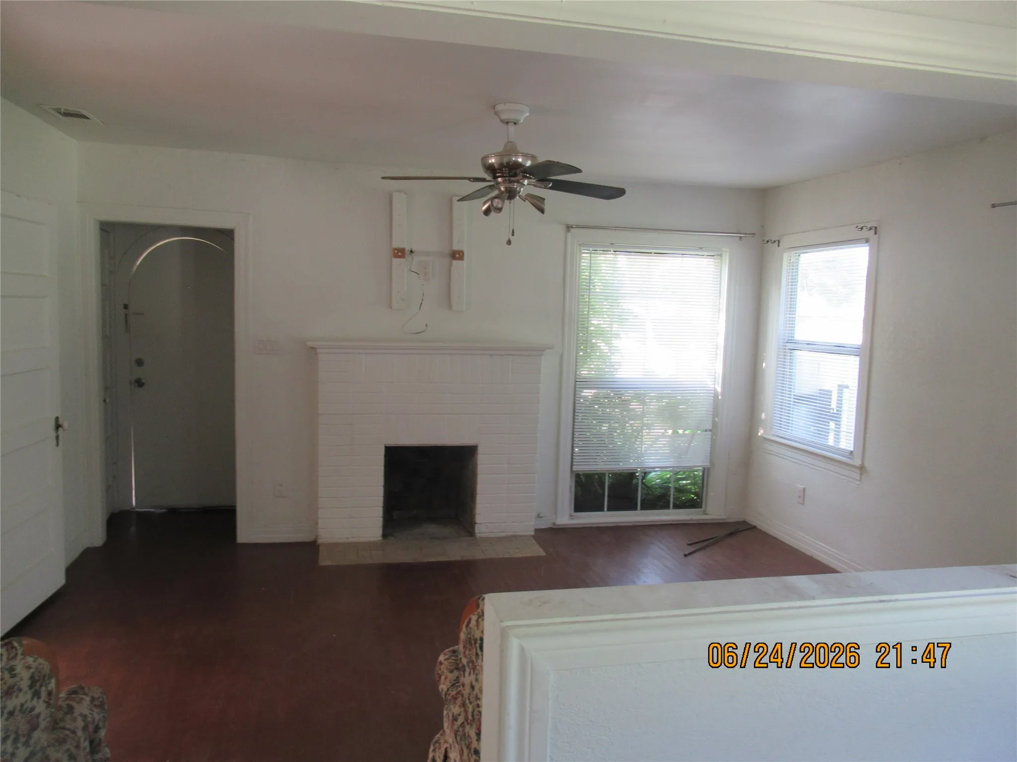 Single Family Residence For Sale in Dallas County , 201 E Dallas Street, Hutchins, Texas 75141, 1 Bedroom, 1 Bathroom, 2 Garage spaces, 780 Sqft, built in 1947, Price $160,000, mls#21271732, Real Estate Agent in Hutchins, Homes For Sale in Dallas county, Homes For Sale in Hutchins, Realtor in Hutchins Texas, Real Estate Brokerage Independent Realty Texas, Luminita Cordes Realtor